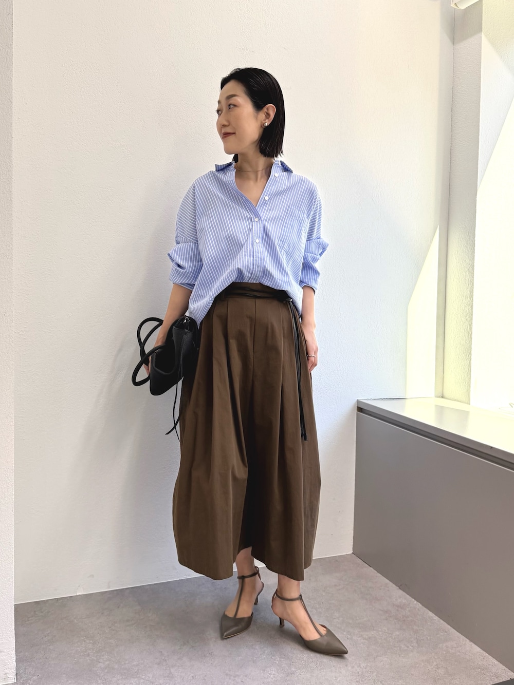 ブルー系のシャツ/ブラウス、ブラウン系のその他パンツ、グレー系のその他シューズを着用したレディースの冬コーディネートの1枚目の写真