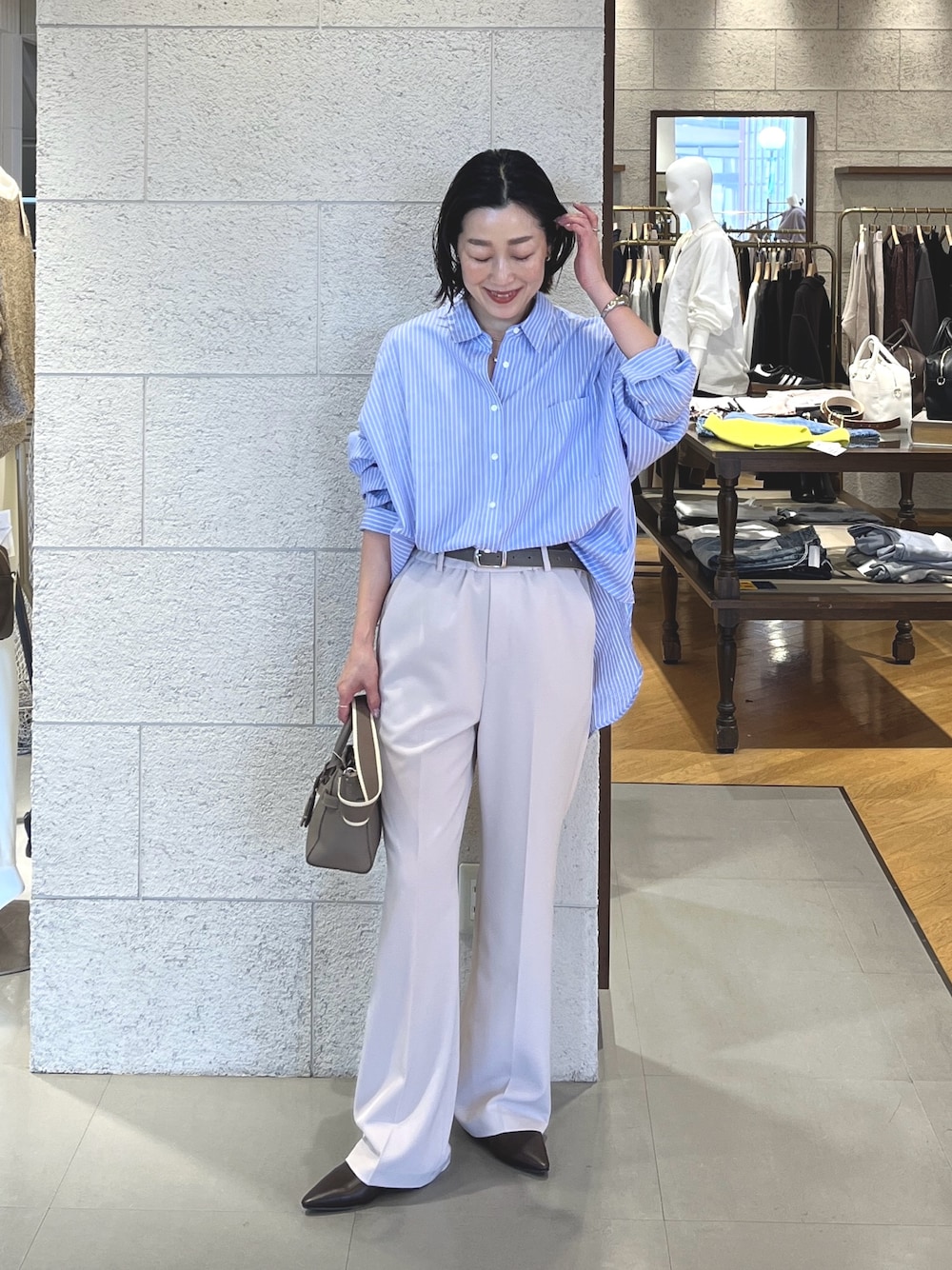 ベージュ系のその他パンツ、ブラウン系のその他シューズ、グレー系のトートバッグを着用したレディースの冬コーディネートの1枚目の写真