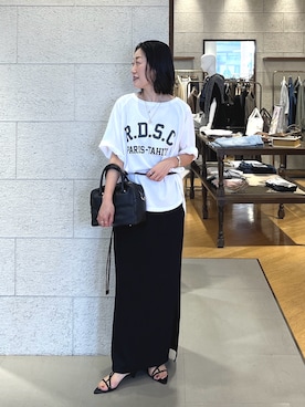 「RIVE DROITE（リヴドロワ）の【Yossshiiii企画/即完売につき再販売/新色追加】R.D.S.CロゴTe（Tシャツ/カットソー、ホワイト系）」を使った、emi95152さん（レディース・159cm）の春コーディネート