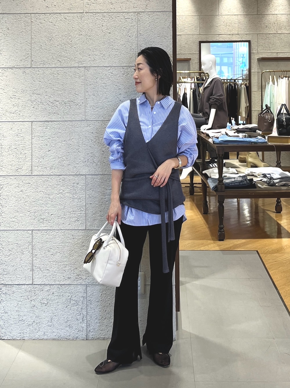 ブルー系のシャツ/ブラウス、ブラック系のその他パンツ、ブラック系のその他シューズを着用したレディースの冬コーディネートの1枚目の写真