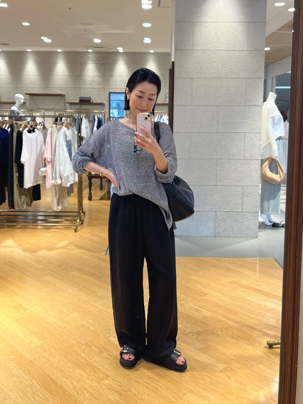 ブラック系のサンダル、ブラック系のその他パンツ、ブラック系のボディバッグ/ウエストポーチを着用したレディースの夏コーディネートの1枚目の写真