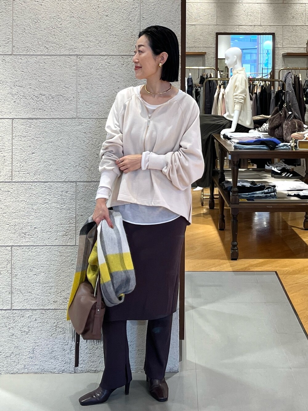 ブラウン系のその他パンツ、ベージュ系のスウェット、ブラウン系のブーツを着用したレディースの秋コーディネートの1枚目の写真