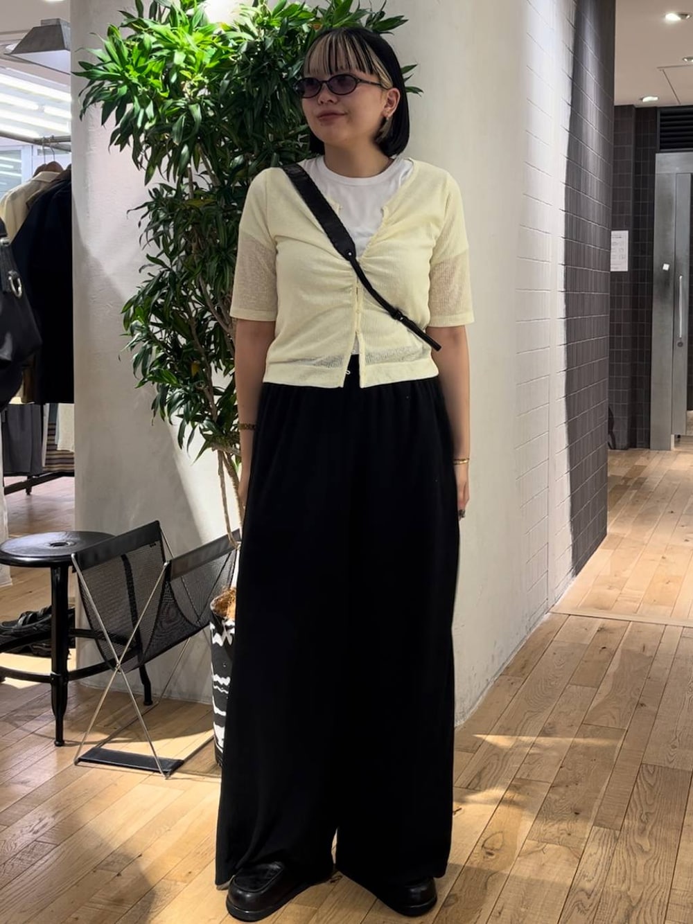 ブラック系のその他パンツ、イエロー系のカーディガン/ボレロ、ブラック系のローファーを着用したレディースの夏コーディネートの1枚目の写真