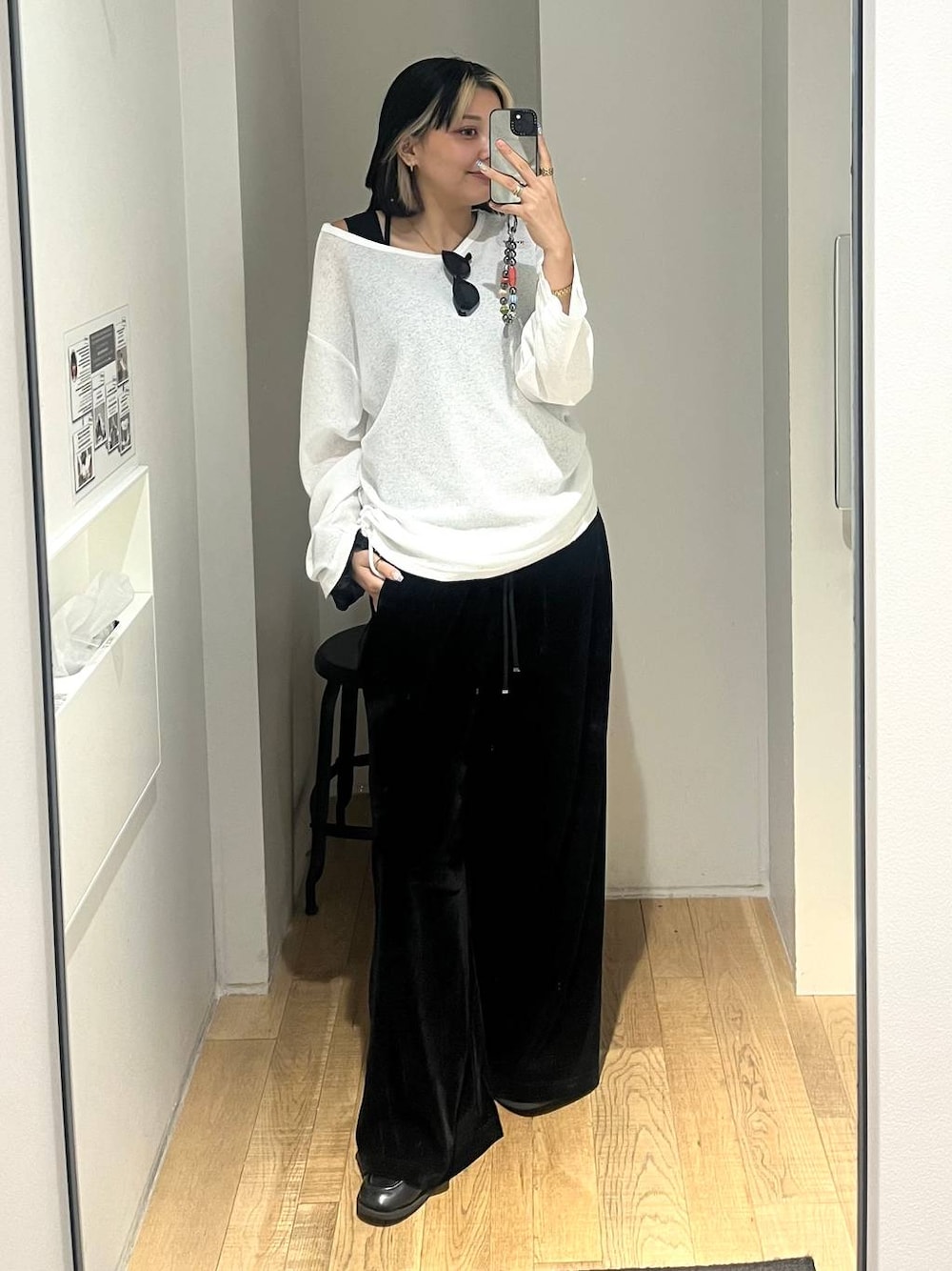 ブラック系のその他パンツ、ホワイト系のTシャツ/カットソー、ブラック系のタンクトップを着用したレディースの夏コーディネートの1枚目の写真