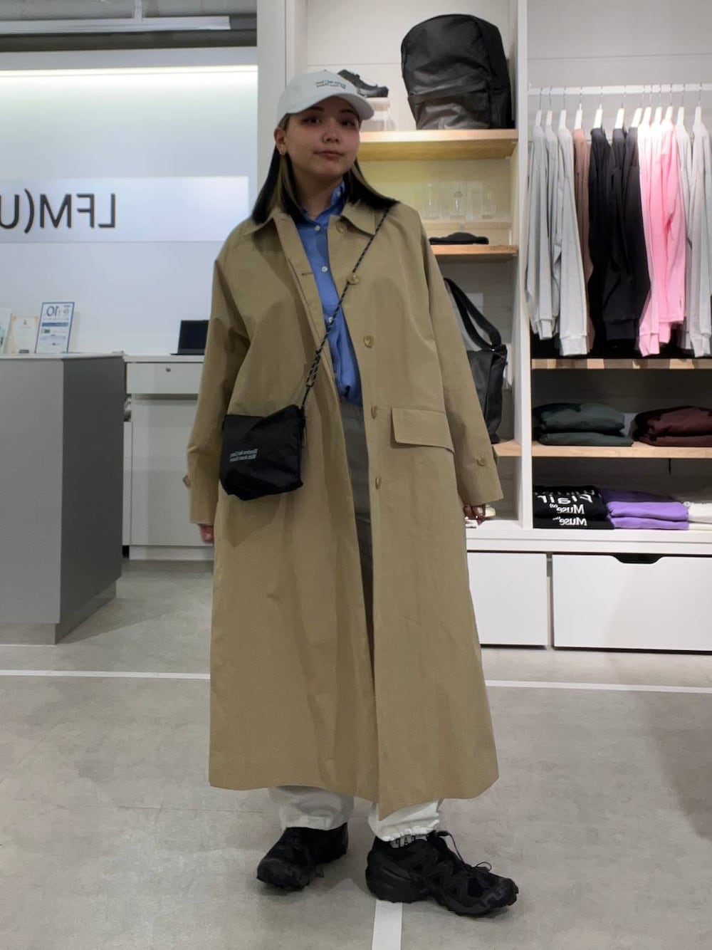 ブラック系のショルダーバッグ、ホワイト系のスウェットパンツ、ブルー系のシャツ/ブラウスを着用したレディースの冬コーディネートの1枚目の写真