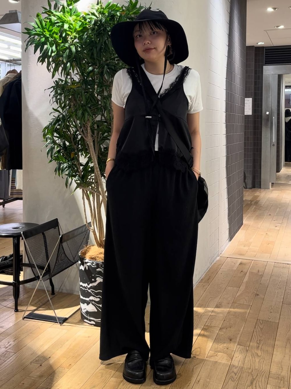 ブラック系のその他パンツ、ブラック系のローファー、ホワイト系のTシャツ/カットソーを着用したレディースの夏コーディネートの1枚目の写真