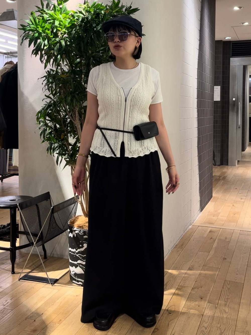 ブラック系のその他パンツ、ブラック系のローファー、ホワイト系のTシャツ/カットソーを着用したレディースの夏コーディネートの1枚目の写真