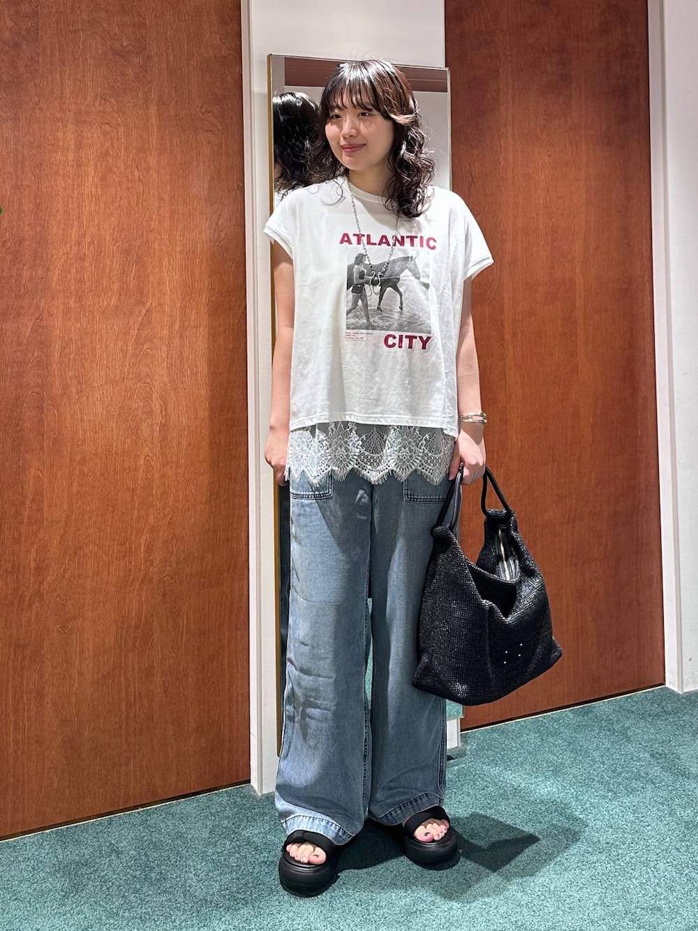 ホワイト系のTシャツ/カットソー、ブルー系のデニムパンツ、ホワイト系のキャミソールを着用したレディースの夏コーディネートの1枚目の写真