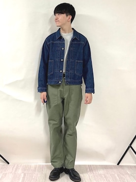 「アイテム（デニムパンツ、グリーン系）」を使った、金澤さん（メンズ・178cm）の秋コーディネート