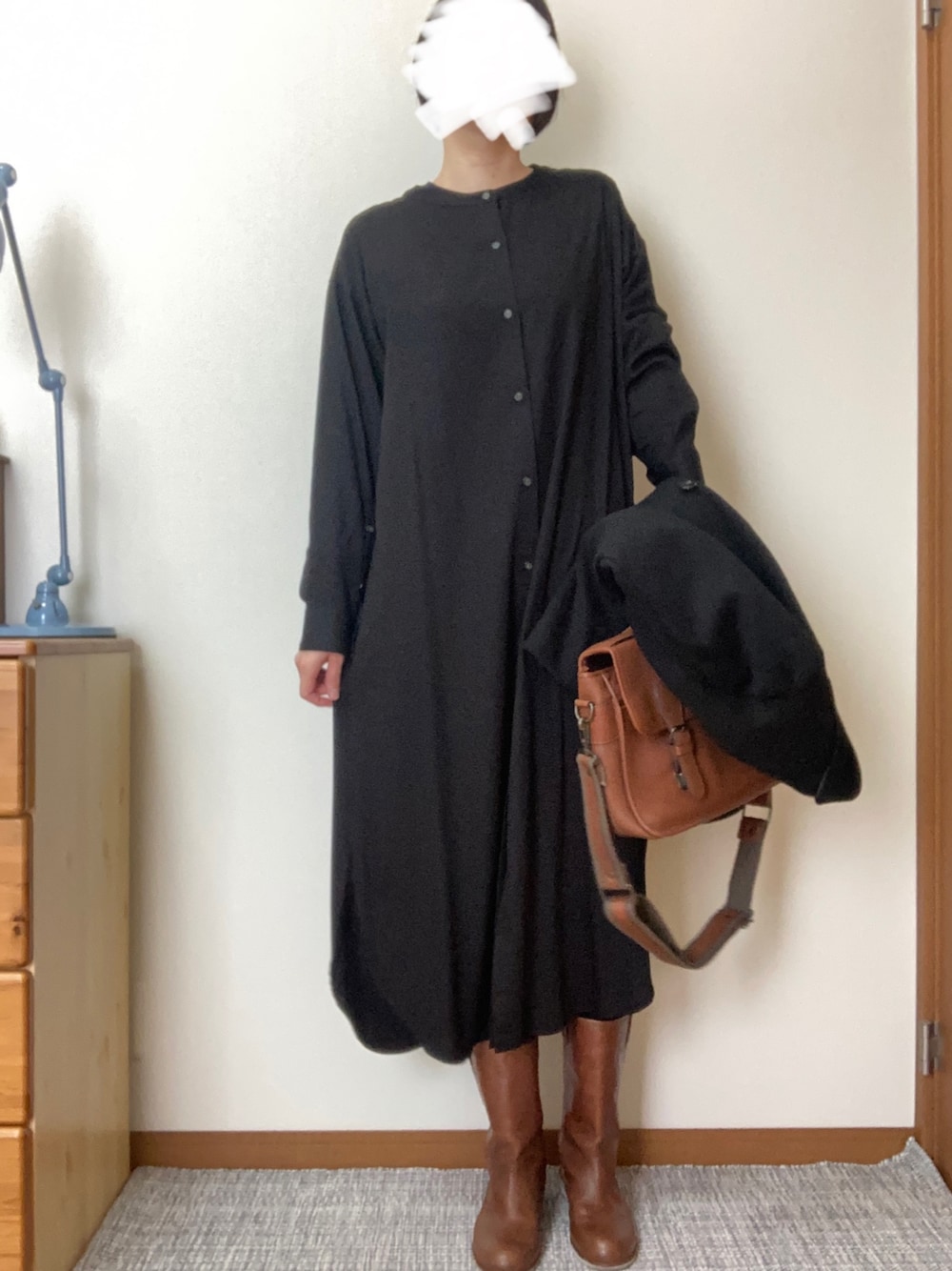 「ペコスブーツ、ワンピース」｜「STUDIOUSの【STUDIOUS】ヴィーナスツイル ロングシャツワンピース（シャツワンピース、ブラック系）」を使った、Ninaさん（レディース・167cm）の冬コーディネートの1枚目の写真