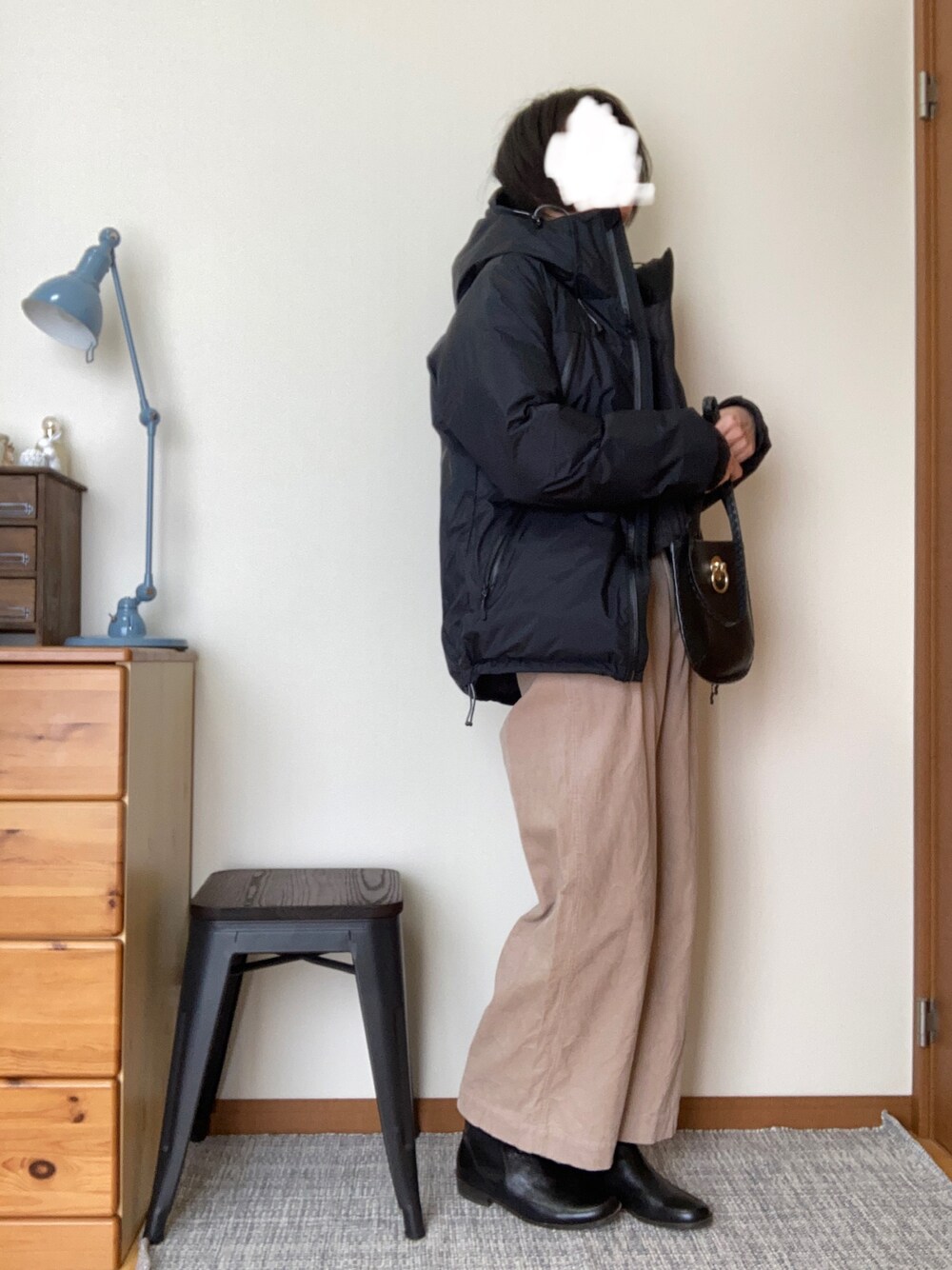 「コーデュロイパンツ」｜「HARUTAのサイドゴアブーツ　#6238（ブーツ、ブラック系）」を使った、Ninaさん（レディース・167cm）の冬コーディネートの1枚目の写真