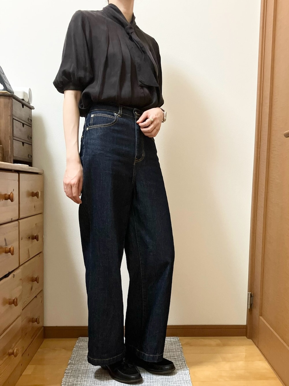 ブラウン系のシャツ/ブラウス、ブルー系のデニムパンツを着用したレディースの秋コーディネートの1枚目の写真