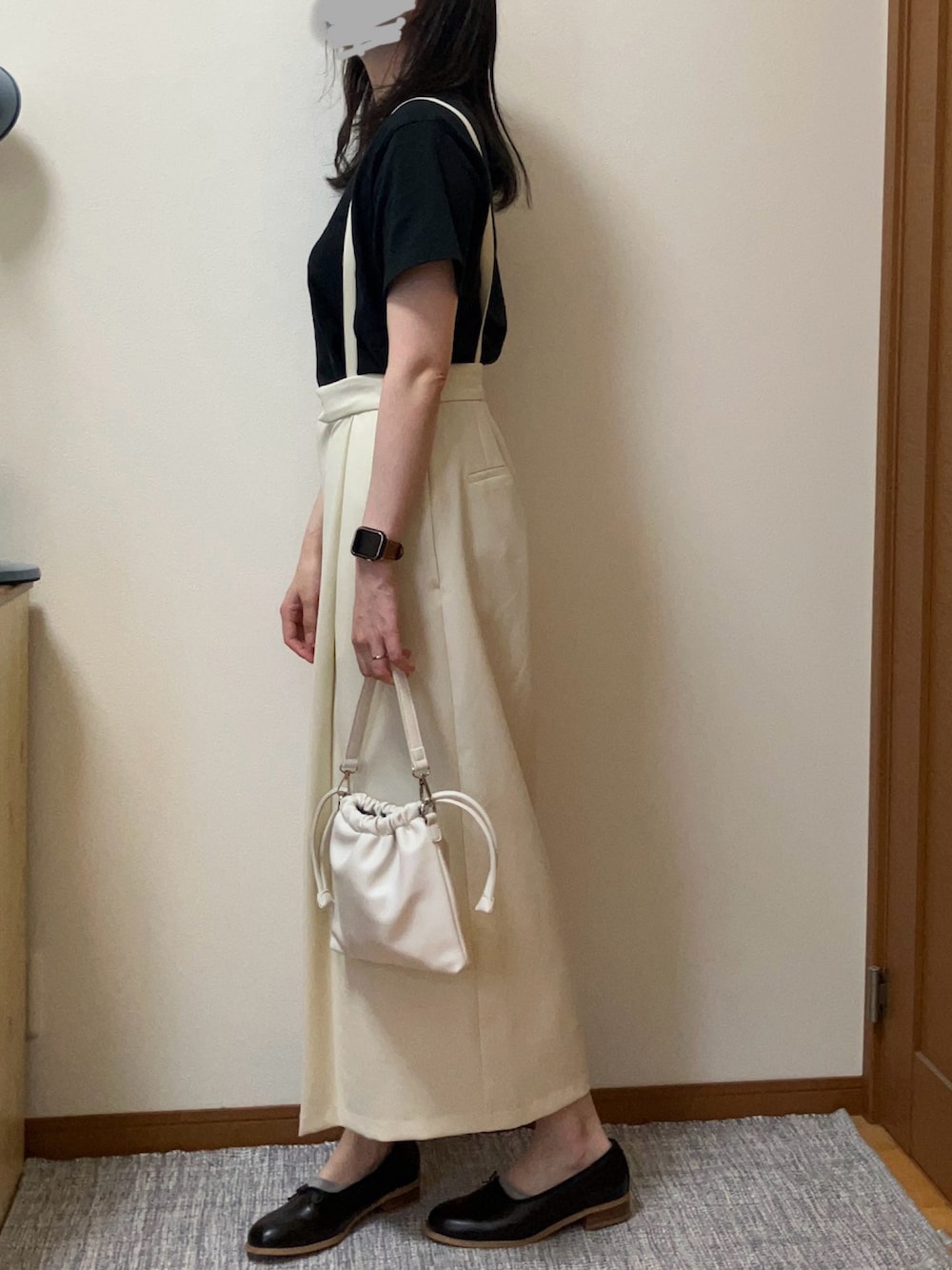 「シンプル、モノトーン、ワイドパンツ、オトナカジュアル」｜「mooimooiのトラッド バレエシューズ（ローファー、ブラック系）」を使った、Ninaさん（レディース・167cm）の秋コーディネートの1枚目の写真