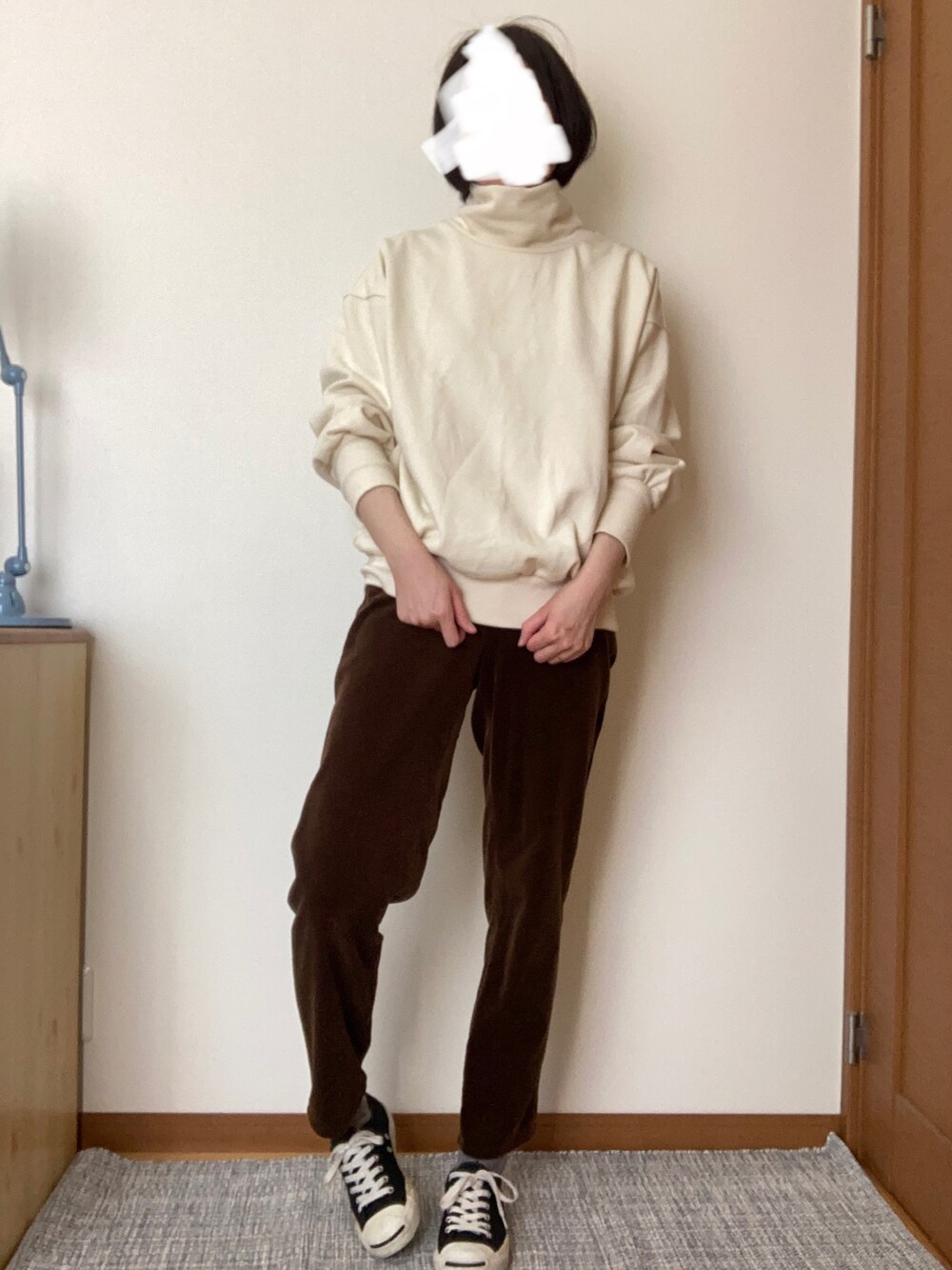 「コンバース、コーデュロイパンツ」｜「URBAN RESEARCHのコーデュロイストレートパンツ（その他パンツ、ブラウン系）」を使った、Ninaさん（レディース・167cm）の冬コーディネートの1枚目の写真