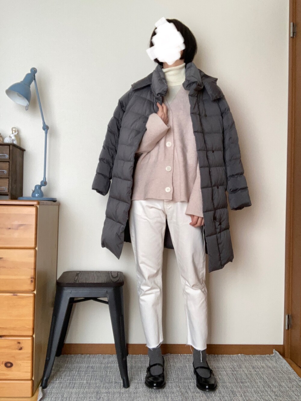 「UNITED TOKYOのカットオフスーピマセルビッチデニム（デニムパンツ、ホワイト系）」を使った、Ninaさん（レディース・167cm）の冬コーディネートの1枚目の写真