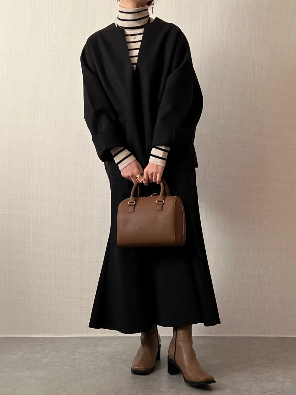 「クリスマスに着たい服、冬コーデ、大人カジュアル、シンプルコーデ、オトナカワイイ、キレイめカジュアル、シンプルスタイル、モノトーン、タートルネック、キレイめ、大人かわいい、休日コーデ、ブラックコーデ、ショートブーツ、selectmoca」｜「select MOCA by sonの2022 AW キーネックオーバープルオーバー（Tシャツ/カットソー、ブラック系）」を使った、konitanikoさん（レディース・158cm）の冬コーディネートの1枚目の写真