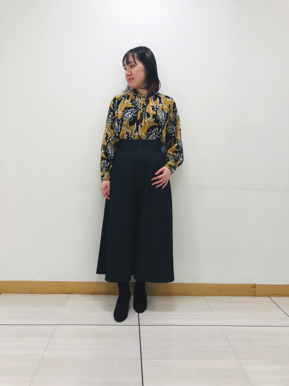 「ナラカミーチェ、ナラカミーチェ(NARACAMICIE)、秋冬コーデ、オトナ女子、パンツスタイル、デニムパンツ、ブラウス、花柄、ワイドパンツ」｜「NARACAMICIEのアイテム（シャツ/ブラウス、ブラウン系）」を使った、kanamaさん（レディース・156cm）の冬コーディネートの1枚目の写真