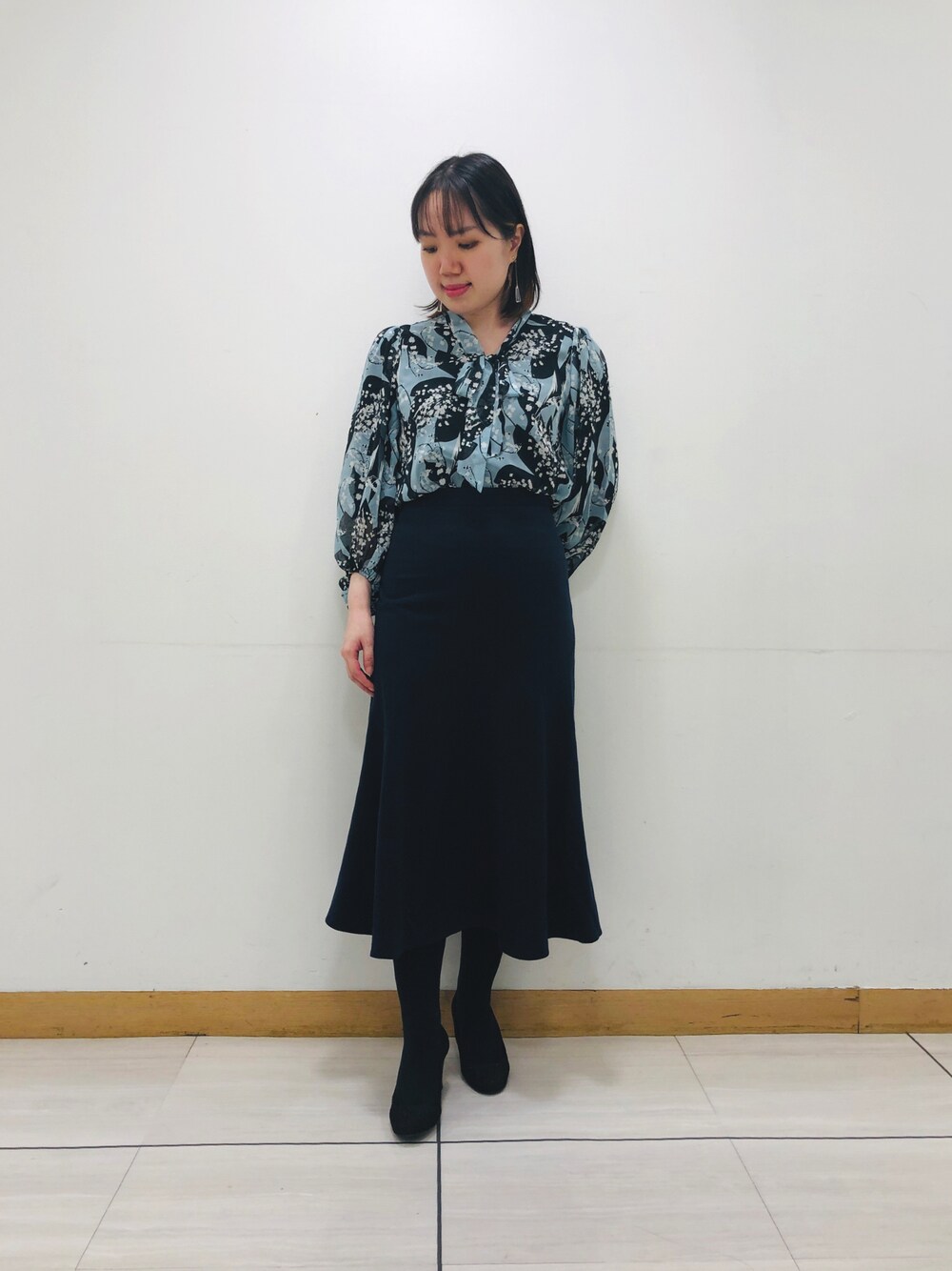 「ナラカミーチェ、ナラカミーチェ(NARACAMICIE)、秋冬コーデ、ブラウス、花柄、マーメイドスカート、オトナ女子、フェミニン、上品、ボウタイ、スカート」｜「NARACAMICIEのアイテム（シャツ/ブラウス、ブルー系）」を使った、kanamaさん（レディース・156cm）の冬コーディネートの1枚目の写真