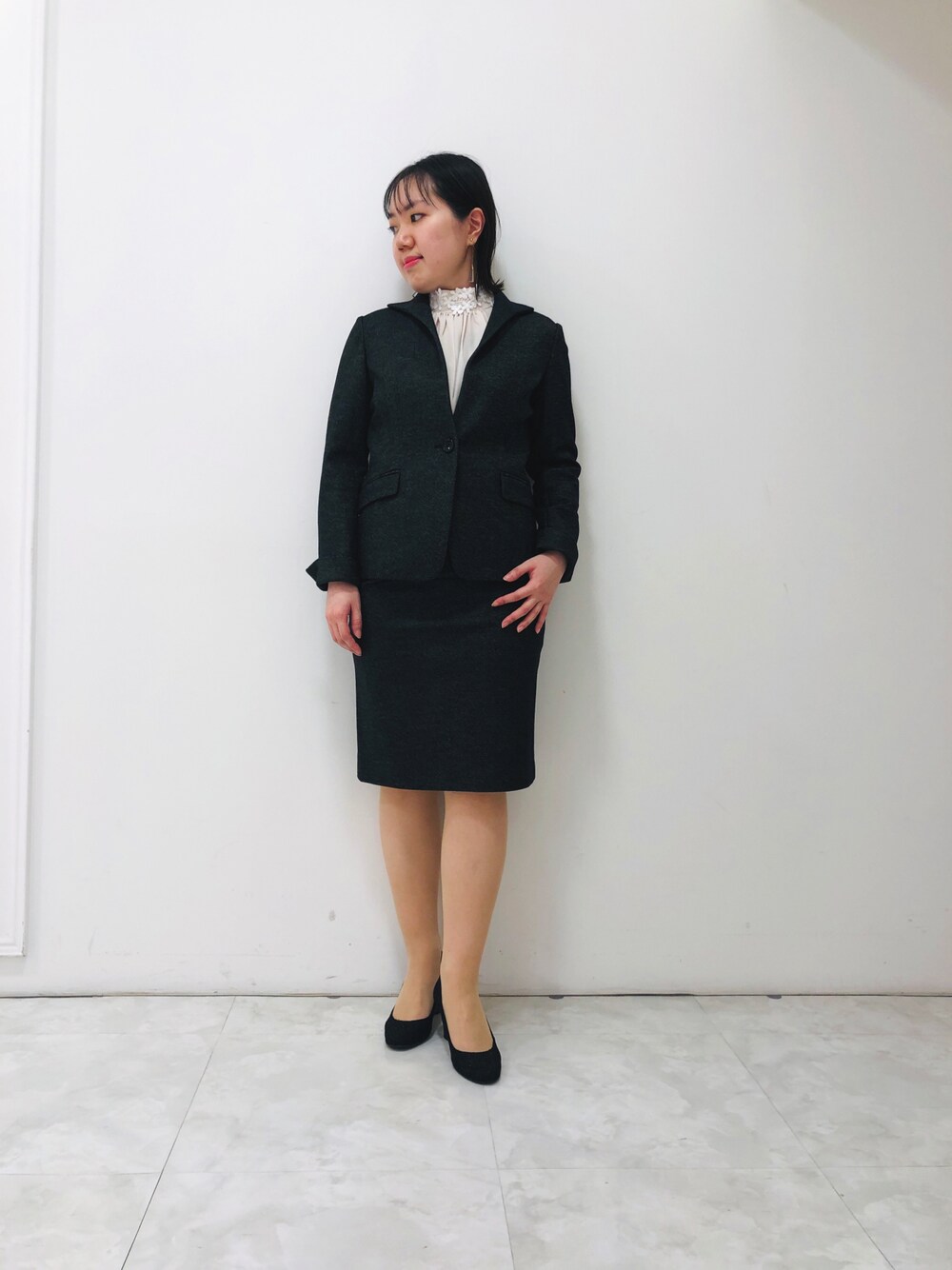 「ナラカミーチェ、ナラカミーチェ(NARACAMICIE)、オフィススタイル、ジャケット、ブラウス、スカート、タイトスカート、スタンドカラー、レース、スーツスタイル」｜「NARACAMICIEのフラワーレースプルオーバーブラウス（シャツ/ブラウス、ホワイト系）」を使った、kanamaさん（レディース・156cm）の秋コーディネートの1枚目の写真
