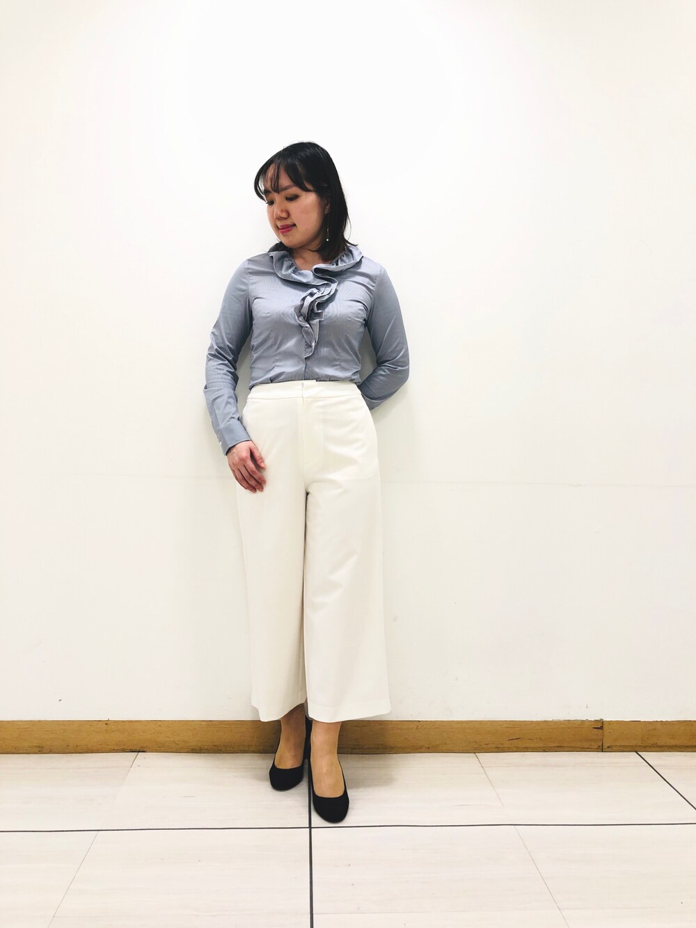 「ナラカミーチェ、ナラカミーチェ(NARACAMICIE)、オトナ女子、ブラウス、パンツスタイル、フリル、上品、春コーデ、ワイドパンツ」｜「NARACAMICIEのアイテム（シャツ/ブラウス、ブルー系）」を使った、kanamaさん（レディース・156cm）の冬コーディネートの1枚目の写真