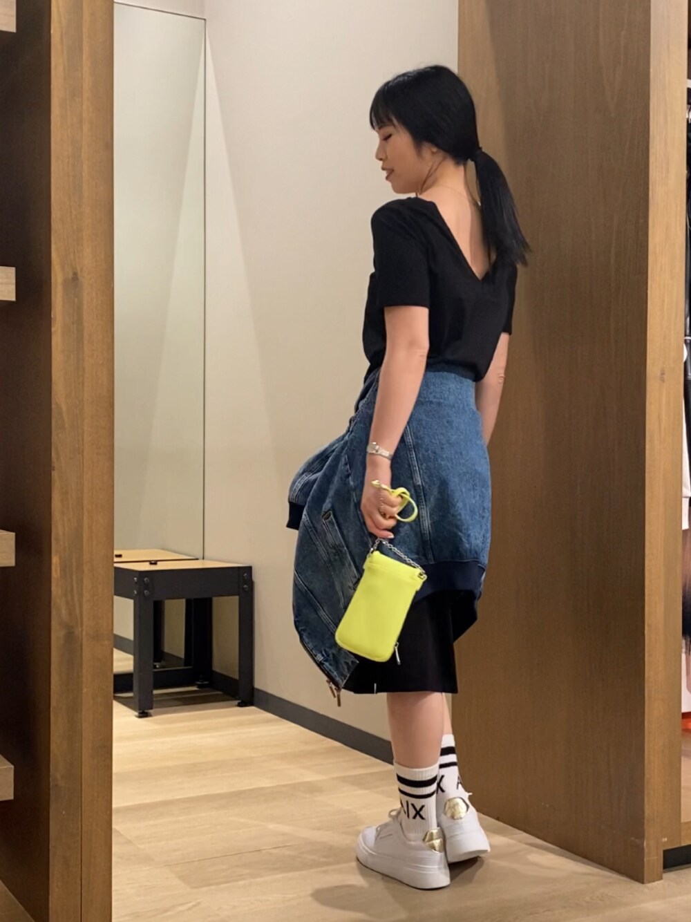 「ラフコーデ、Tシャツワンピ、AXchanger、AXchange、アルマーニエクスチェンジ、armaniexchange、カジュアルコーデ」｜「ARMANI EXCHANGEの【A|X アルマーニ エクスチェンジ】A|Xロゴ　バックVネックTシャツワンピース（ワンピース、ブラック系）」を使った、yokoさん（レディース・162cm）の春コーディネートの1枚目の写真