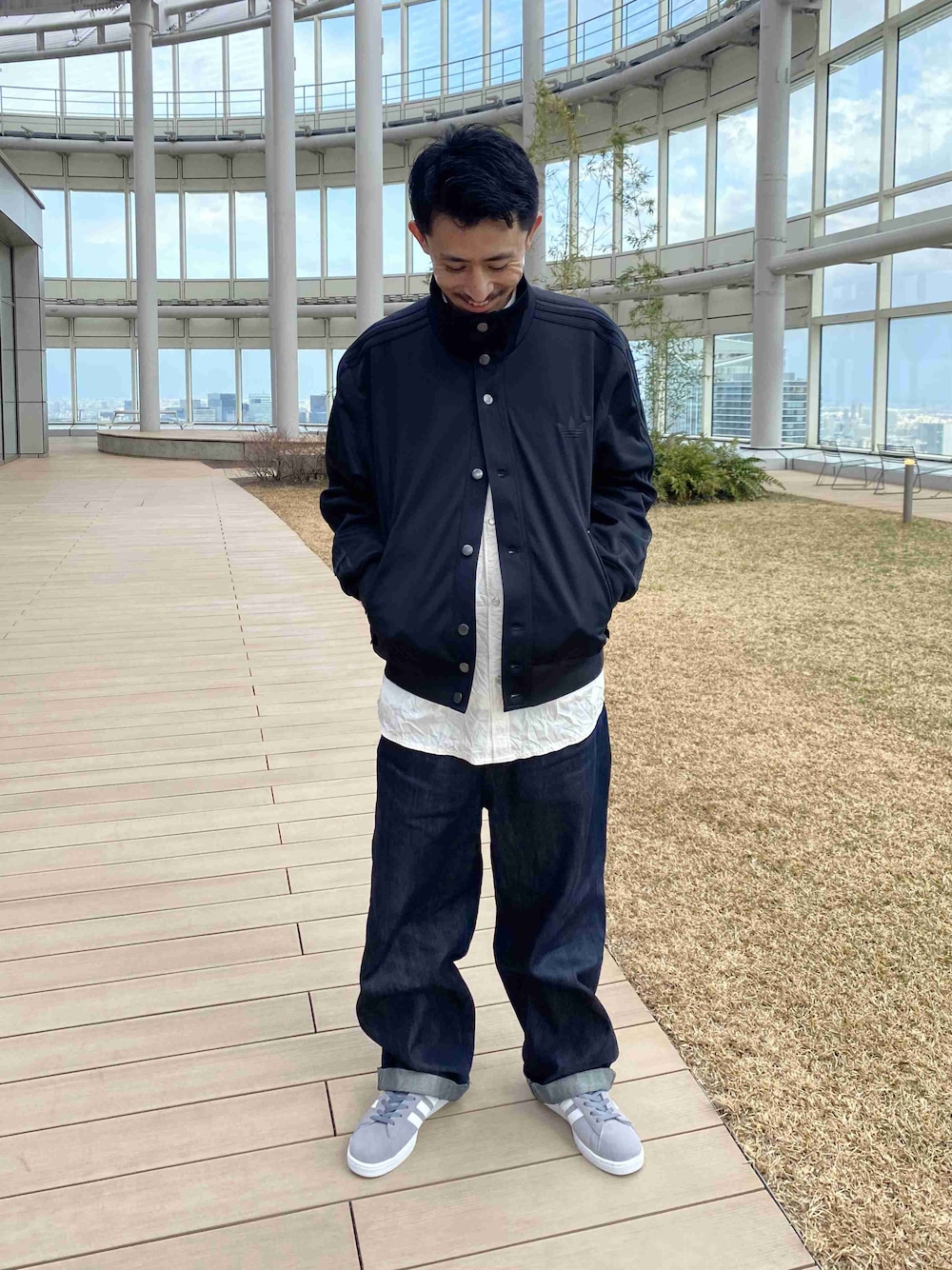 「キャンパス、スニーカー、サッカー、ブラック、BLUE VERSION、メンズ、オリジナルス」｜「adidasのキャンパス2.0 / Campus 2.0 / アディダスオリジナルス adidas Originals（スニーカー、グレー系）」を使った、KRさん（メンズ・177cm）の春コーディネートの1枚目の写真