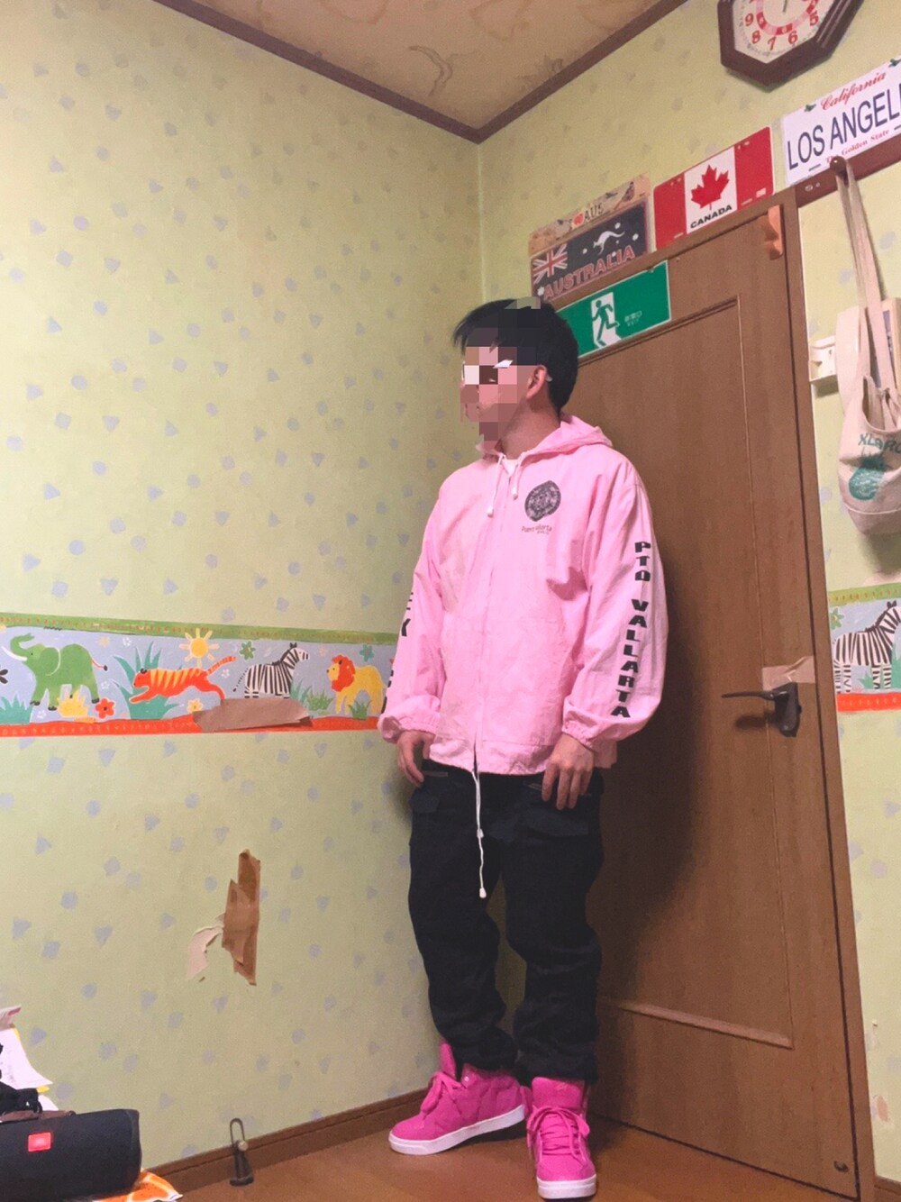 「秋服まるっと大公開、秋のコーデ、リラックススタイル、レイヤードスタイル、秋服、きれいめカジュアル、ストリート、モノトーンコーデ、初秋コーデ、休日スタイル、淡色コーデ、ブラック、カジュアル、相互フォロー、韓国ファッション」｜「no brandのアイテム（パーカー、ピンク系）」を使った、yusuke8517さん（メンズ・170cm）の秋コーディネートの1枚目の写真
