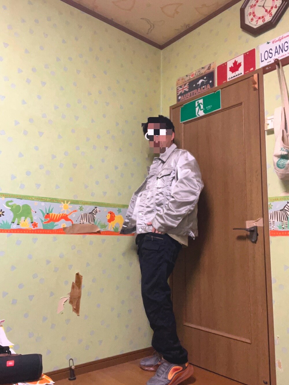 「秋服まるっと大公開、シンプルスタイル、オーバーサイズ、ブラック、秋、カーゴパンツ、大人カジュアル、今日のコーデ、低身長、ootd、ブラックコーデ、ローファー、ボーダー、秋冬コーデ、ゆるコーデ」｜「mnmlのアイテム（ダウンジャケット/コート、シルバー系）」を使った、yusuke8517さん（メンズ・170cm）の秋コーディネートの1枚目の写真