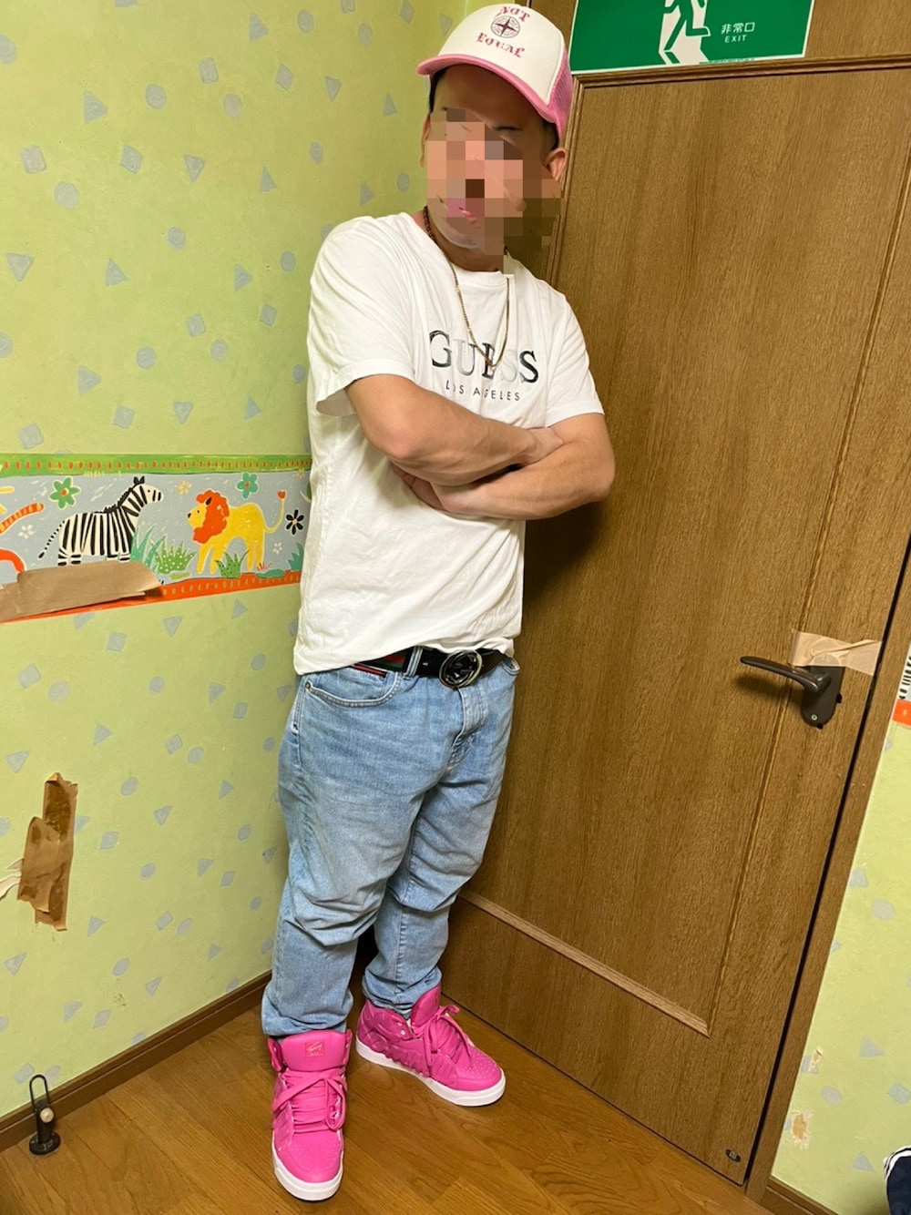 「みんなの白Tフェス、休日スタイル、夏コーデ、シンプル、カジュアル、キャップ、ビッグシルエット、夏だ！Tシャツ着よう！、モノトーン、ショルダーバッグ、おしゃれさんと繋がりたい、ショートパンツ、outfit、古着MIX、無地T」｜「no brandのアイテム（キャップ、ピンク系）」を使った、yusuke8517さん（メンズ・170cm）の夏コーディネートの1枚目の写真