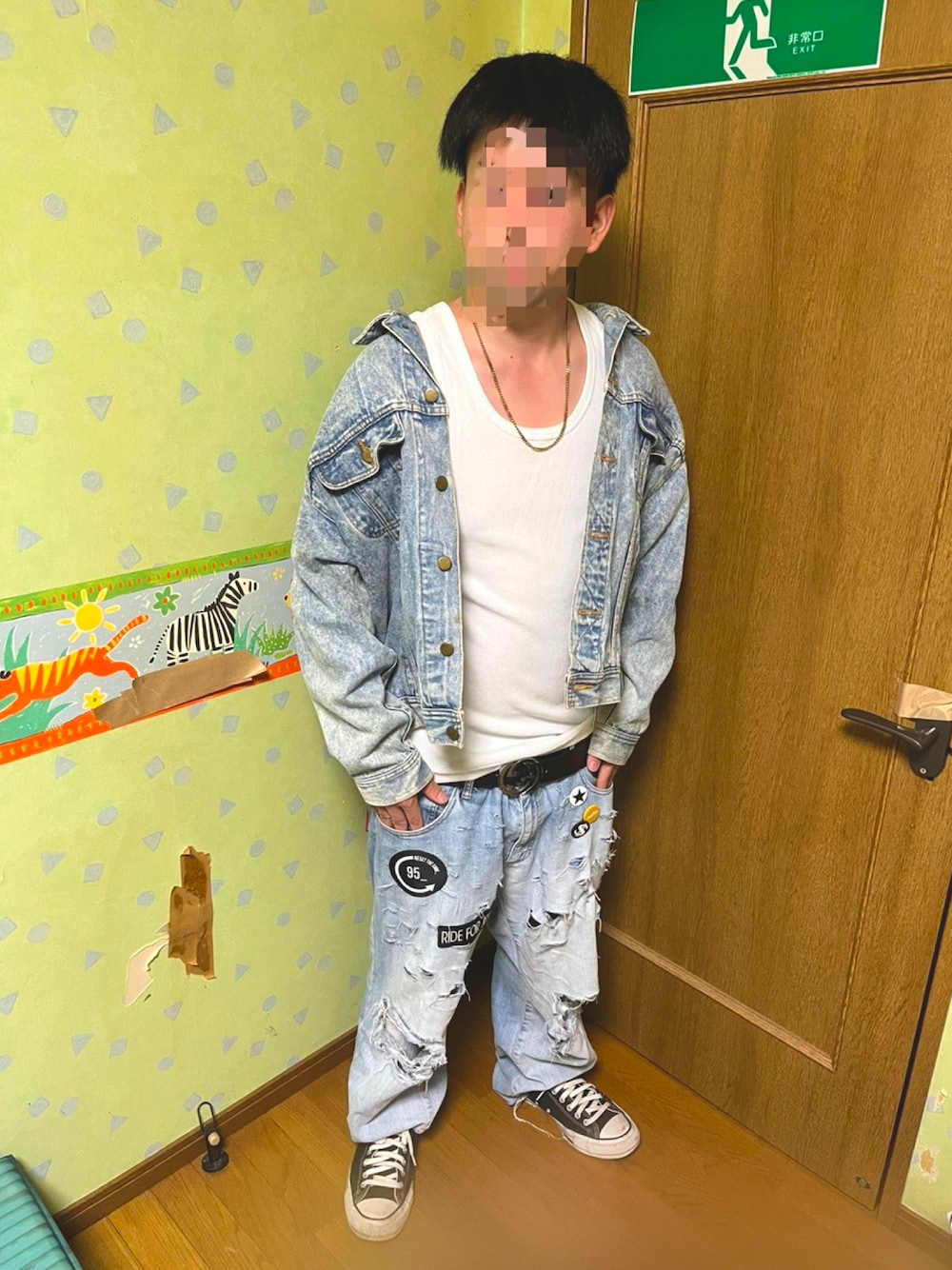 「今日のコーデ、大人カジュアル、ワイドパンツ、夏コーデ、ブラック、ストリートコーデ、おしゃれさんと繋がりたい、秋服、モノトーン、キャップ、ラフ、アメカジ、ビジネススタイル、サングラス、ワントーンコーデ」｜「no brandのアイテム（デニムジャケット、ブルー系）」を使った、yusuke8517さん（メンズ・170cm）の夏コーディネートの1枚目の写真