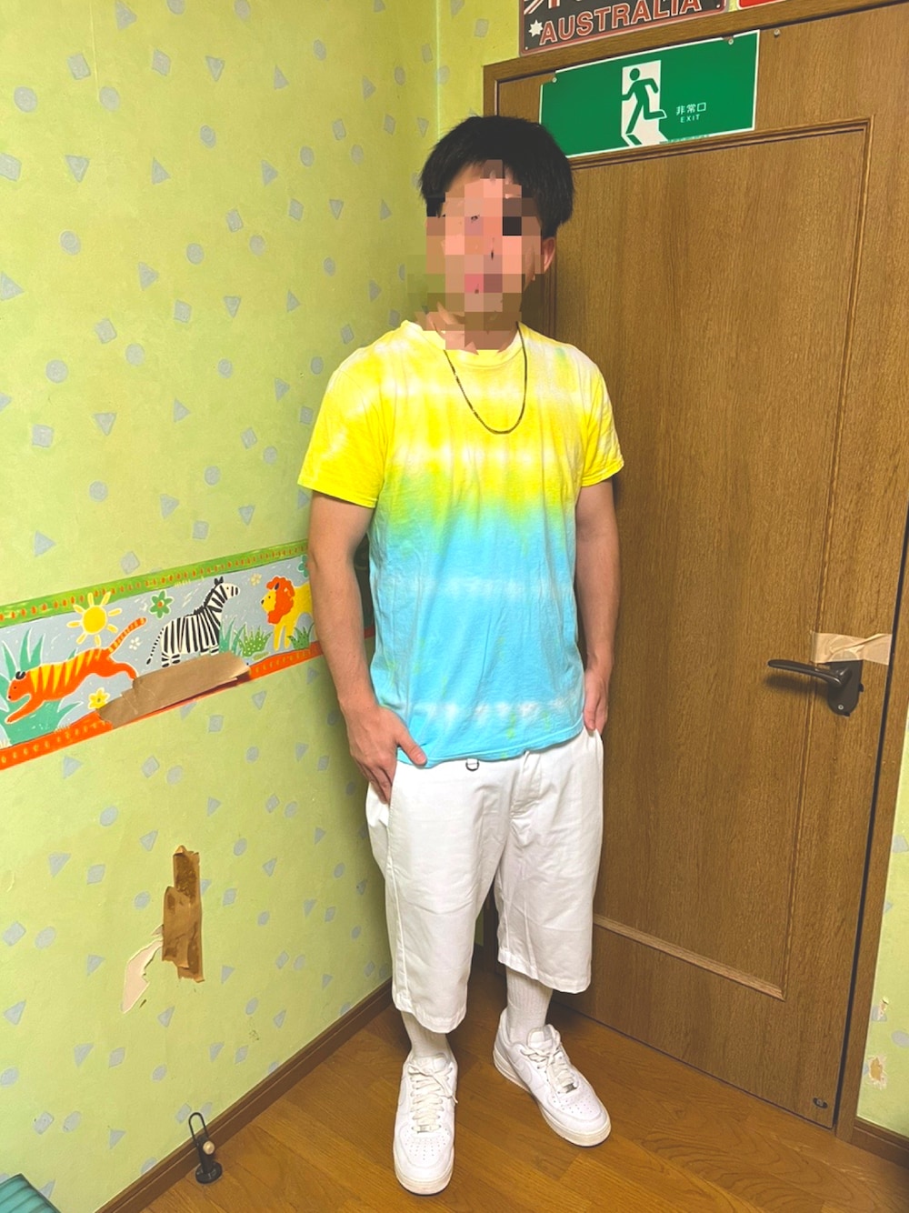 イエロー系のTシャツ/カットソー、ホワイト系のパンツ、ホワイト系のスニーカーを着用したメンズの秋コーディネートの1枚目の写真