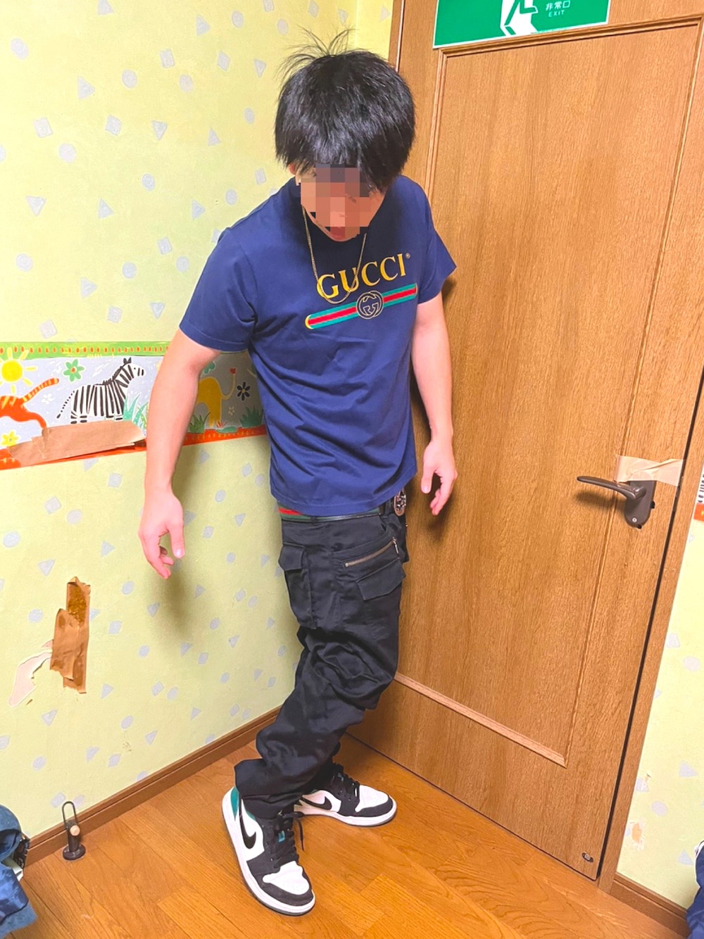「シンプルコーデ、夏コーデ、メガネ男子、古着MIX、休日スタイル、おしゃれさんと繋がりたい、秋冬コーデ、モード、サンダル、ワイドパンツ、秋のコーデ、古着好きな人と繋がりたい、ナイロンパンツ、ootd、レザー」｜「GUCCIのアイテム（Tシャツ/カットソー、ブルー系）」を使った、yusuke8517さん（メンズ・170cm）の秋コーディネートの1枚目の写真
