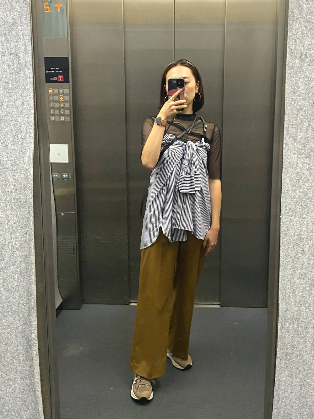 ブルー系のシャツ/ブラウス、オレンジ系のパンツ、ベージュ系のスニーカーを着用したレディースの夏コーディネートの1枚目の写真