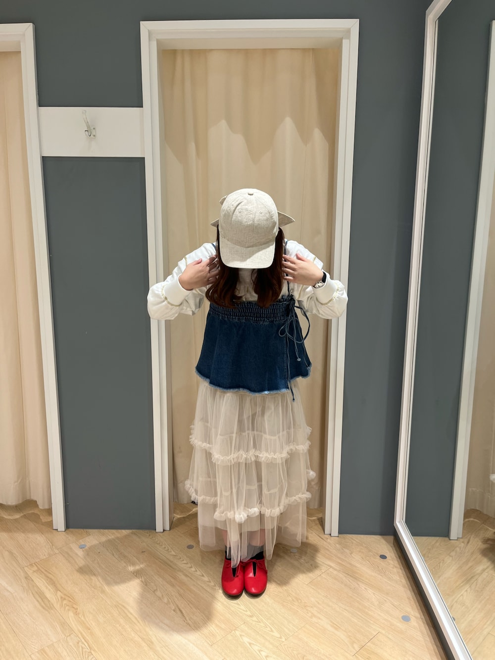 ブラック系のスカート、ブルー系のその他パンツ、レッド系のドレスシューズを着用したレディースの冬コーディネートの1枚目の写真
