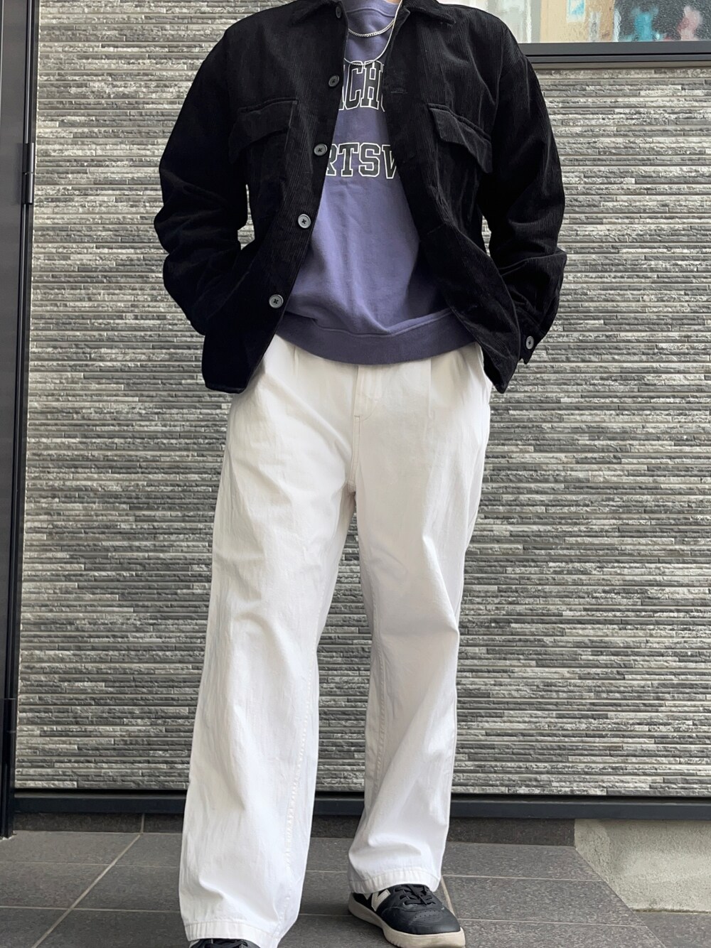 「ブラック、ホワイトパンツ、シンプルコーデ、パープル、ラクチンコーデ、メンズコーデ、プチプラコーデ、休日スタイル、おしゃれさんと繋がりたい」｜「GUのアイテム（デニムパンツ、ホワイト系）」を使った、ゆうさん（メンズ・173cm）の春コーディネートの1枚目の写真