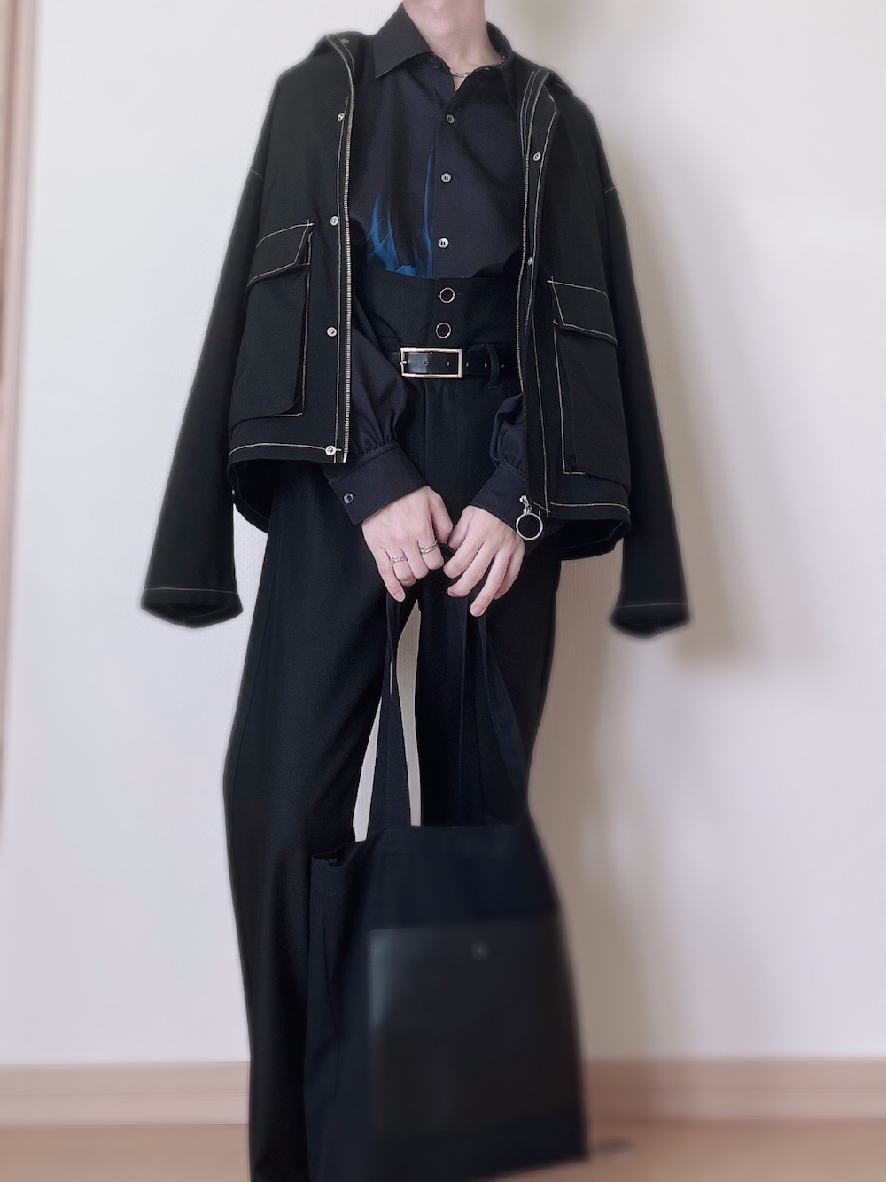 「シンプルコーデ、休日スタイル、秋服、シンプルスタイル、モノトーンコーデ、おでかけコーデ、きれいめカジュアル、オトナカジュアル、ブラック、ホスト、adrer、BEAMS、Nilway、KUUUPY、いいね、save、フォローお願いします🤑」｜「NILWAYのAssorted design pattern shirt（シャツ/ブラウス、ブラック系）」を使った、なおさん（メンズ・165cm）の秋コーディネートの1枚目の写真