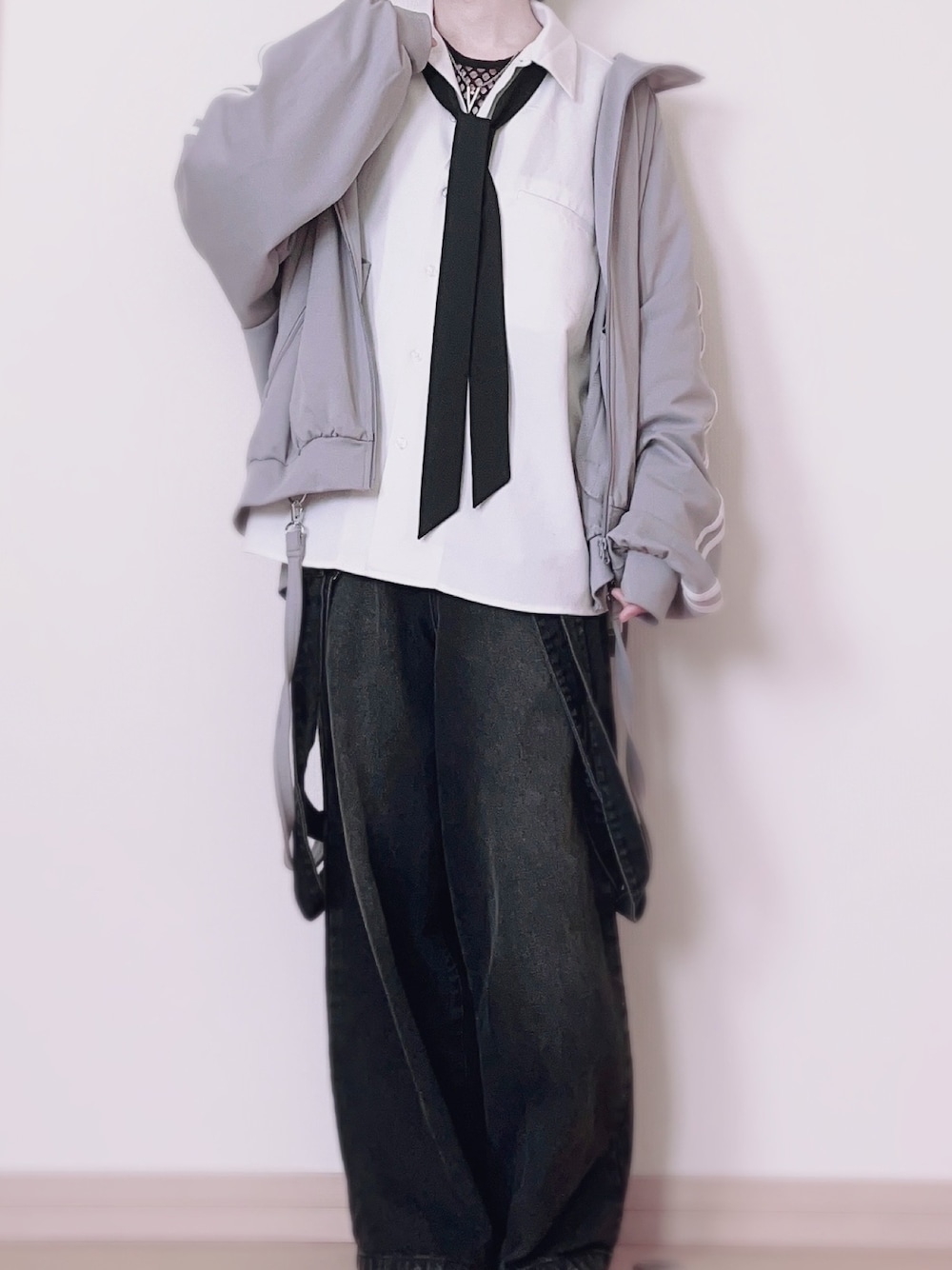 「春のおしゃ見えテクニック、ビッグシルエット、春服みてみて、おしゃれさんと繋がりたい、大人カジュアル、メンズファッション、ストリートコーデ、ワイドパンツ、デニムパンツ、ゆるコーデ、きれいめカジュアル、adrer、cussil、LILL、いいね、save、フォローお願いします🤑」｜「cussilの【cussil/クシル】【11.5oz】ルーズシルエットダブルサスペンダーワイドデニムパンツ（デニムパンツ、グレー系）」を使った、なおさん（メンズ・165cm）の春コーディネートの1枚目の写真