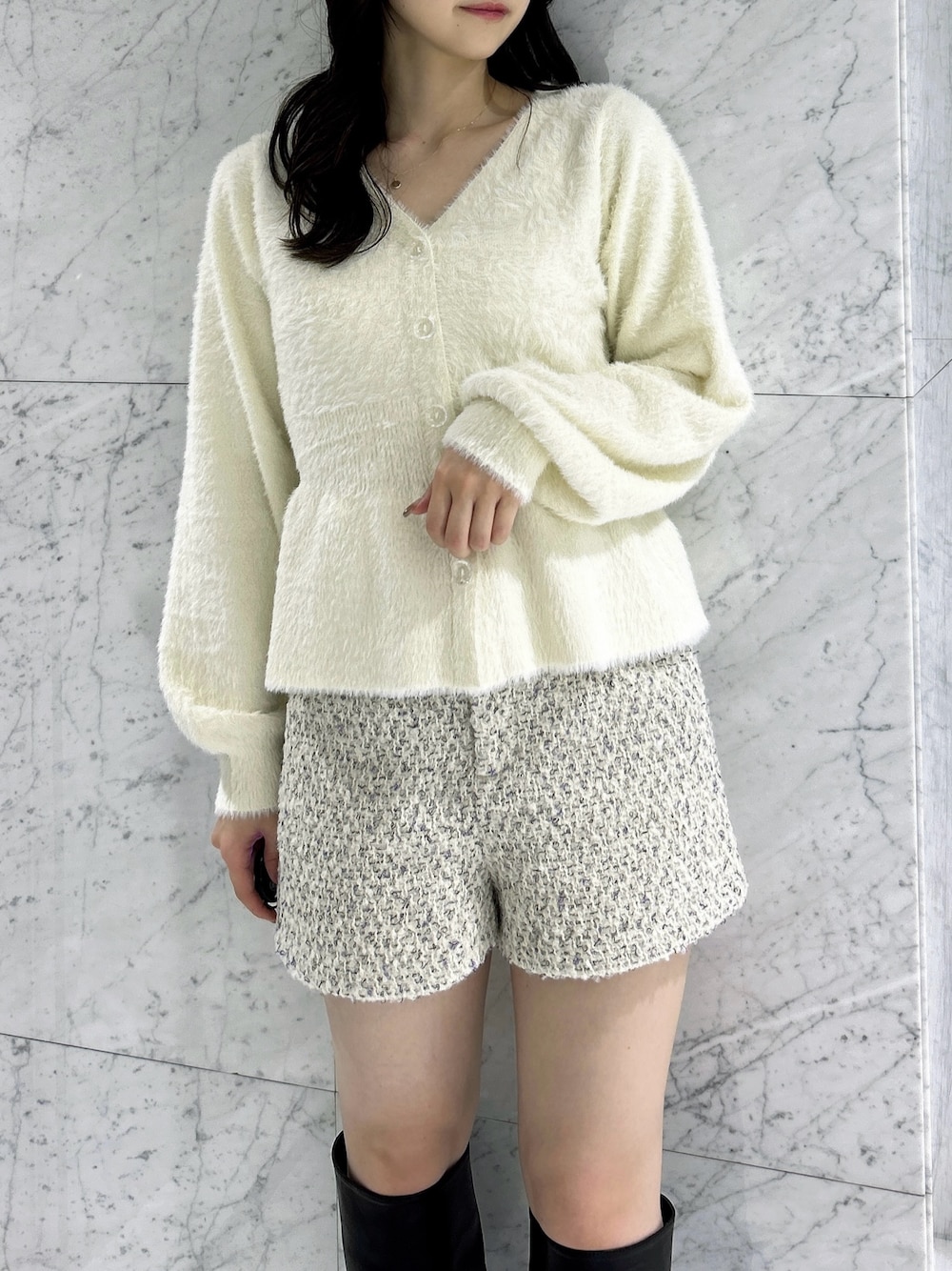 ホワイト系のニット/セーター、ベージュ系のその他パンツ、その他のブーツを着用したレディースの秋コーディネートの1枚目の写真