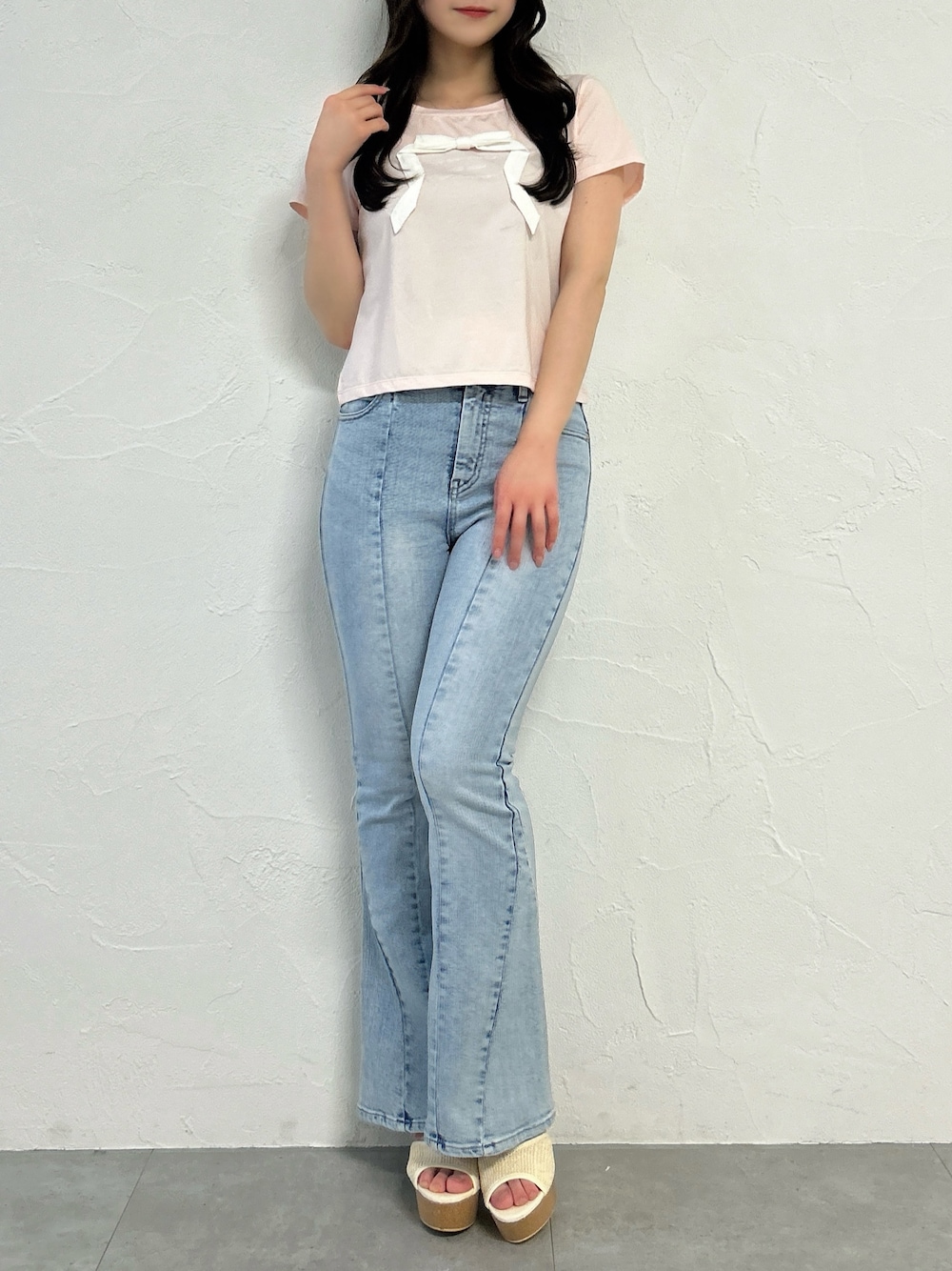 ピンク系のTシャツ/カットソー、ブルー系のデニムパンツ、ホワイト系のサンダルを着用したレディースの夏コーディネートの1枚目の写真