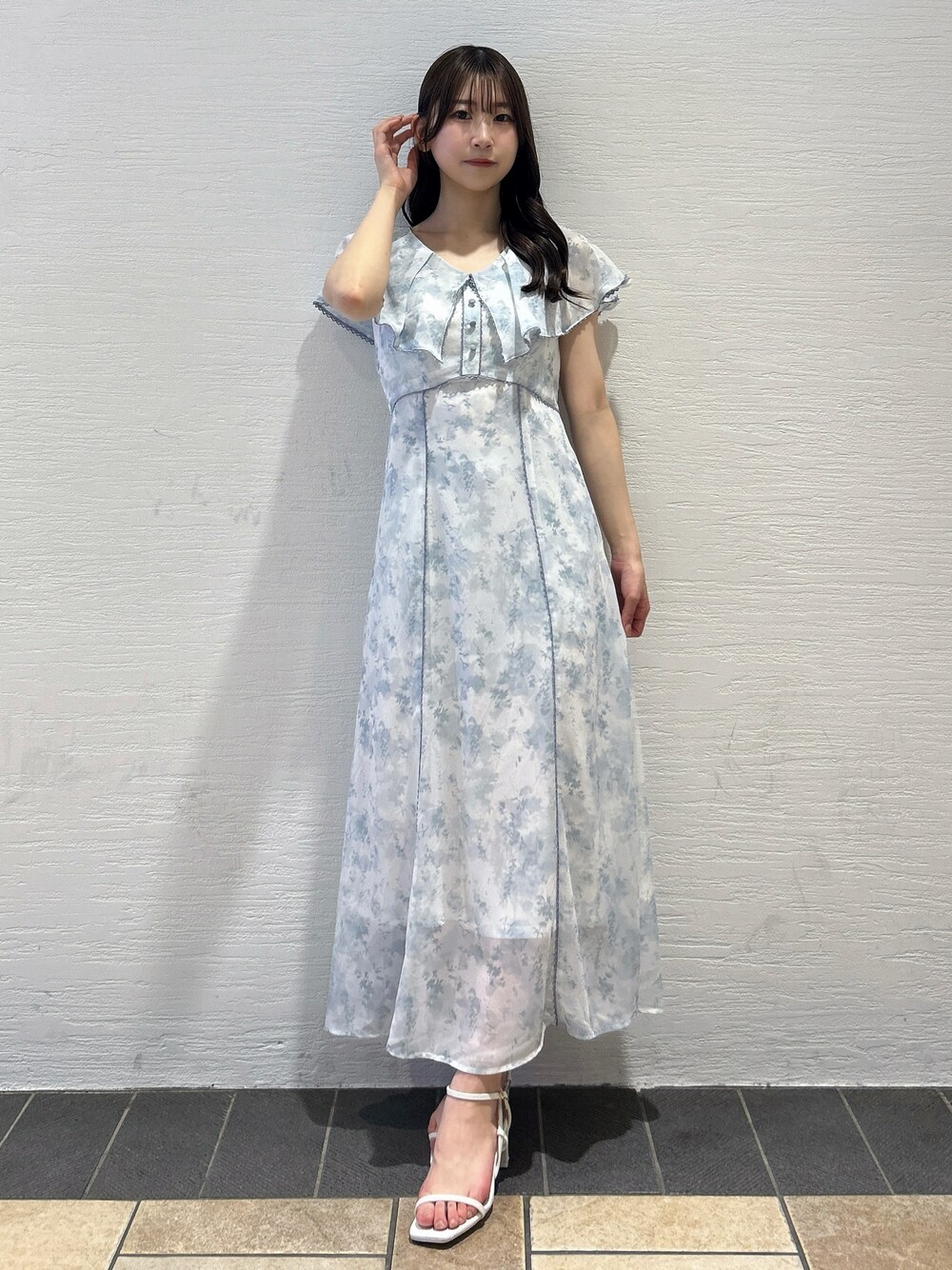グリーン系のワンピース、ホワイト系のサンダルを着用したレディースの夏コーディネートの1枚目の写真