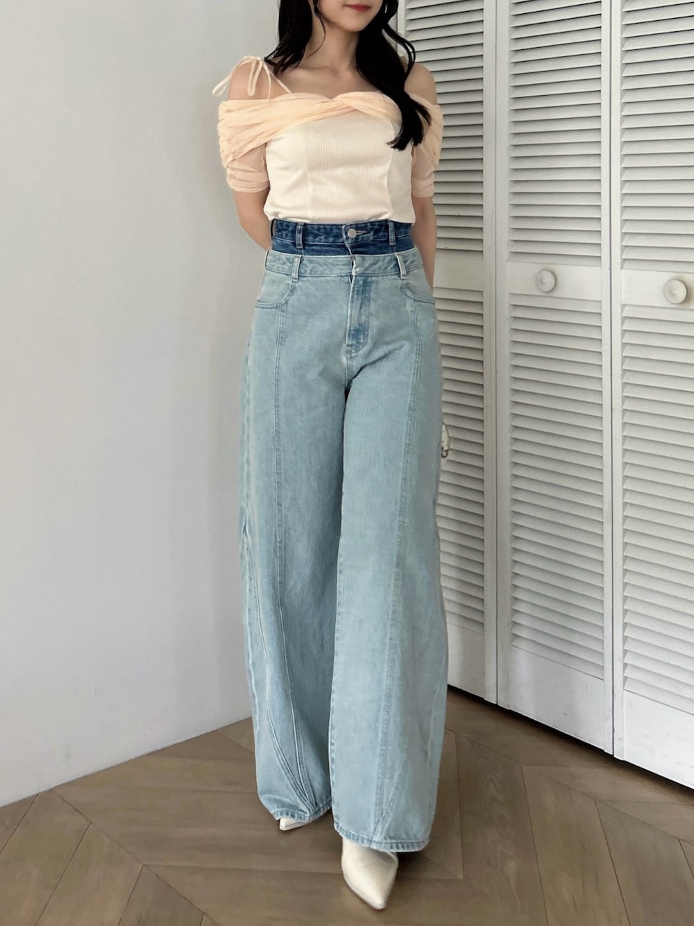 オレンジ系のTシャツ/カットソー、ホワイト系のパンプス、ブルー系のデニムパンツを着用したレディースの夏コーディネートの1枚目の写真