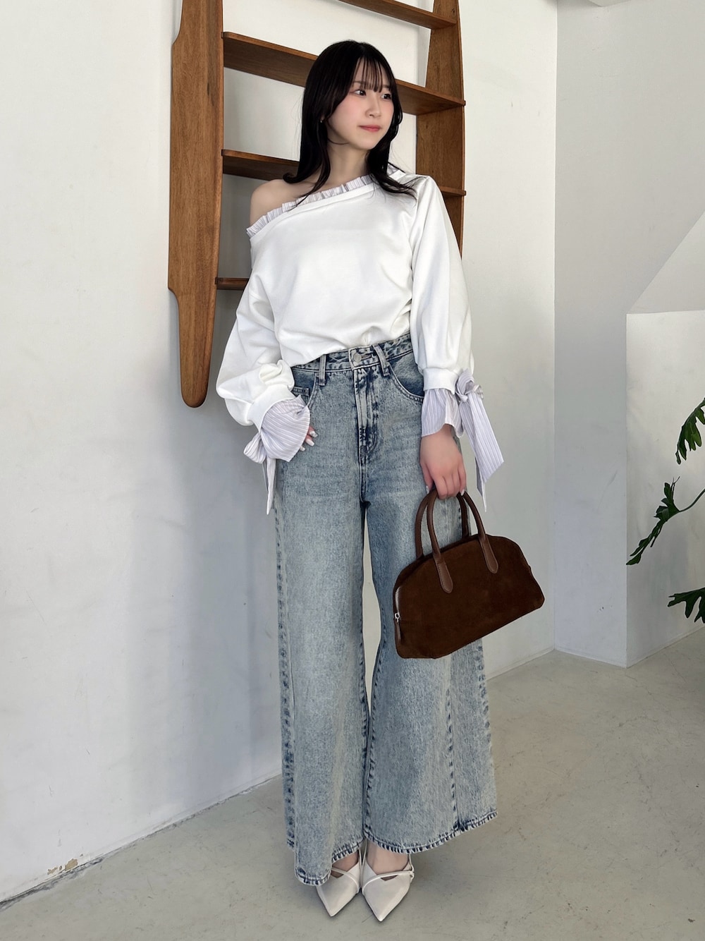 ホワイト系のTシャツ/カットソー、ブルー系のデニムパンツを着用したレディースの春コーディネートの1枚目の写真