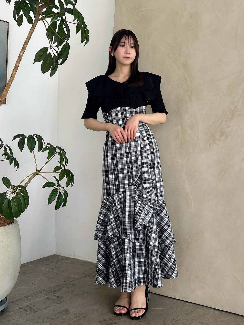 「dazzlin、ダズリン、低身長コーデ、春服、春服コーデ、ロングワンピース、ドッキングワンピ、コルセット、フリル、チェック、チェックワンピース、ワントーンコーデ、モノトーンコーデ、サンダル、デートコーデ」｜「dazzlinのラッフルマーメイドコンビワンピース（ワンピース、ブラック系）」を使った、kahoさん（レディース・154cm）の春コーディネートの1枚目の写真