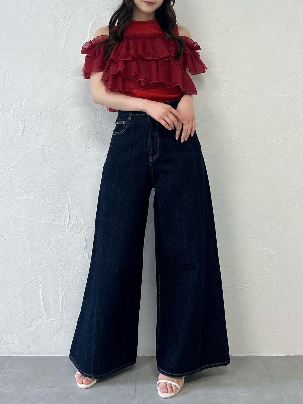 レッド系のTシャツ/カットソー、ブルー系のデニムパンツを着用したレディースの春コーディネートの1枚目の写真