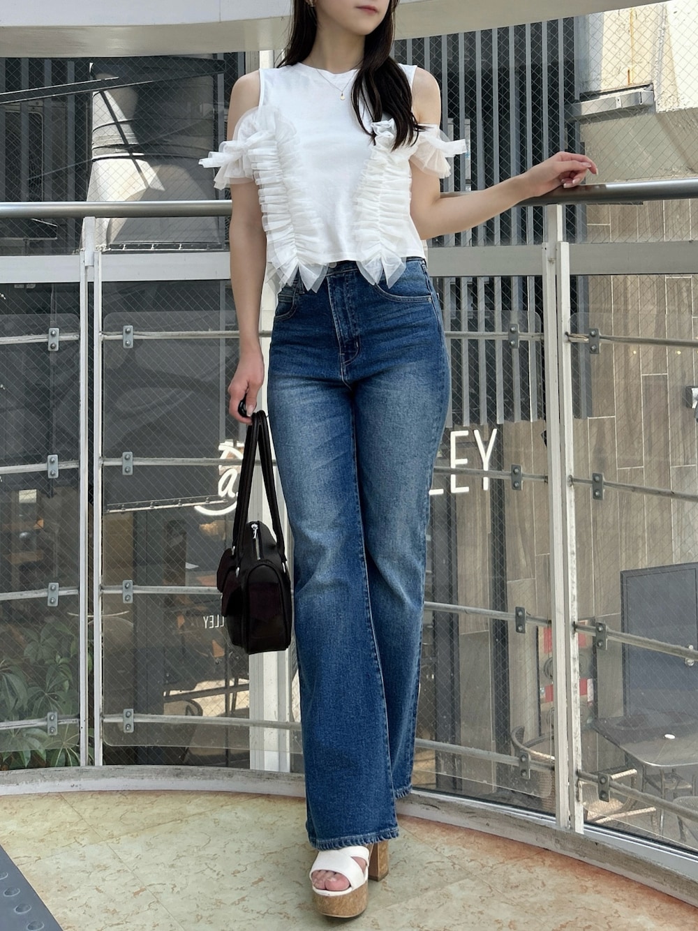ホワイト系のTシャツ/カットソー、ブルー系のデニムパンツ、ホワイト系のサンダルを着用したレディースの夏コーディネートの1枚目の写真
