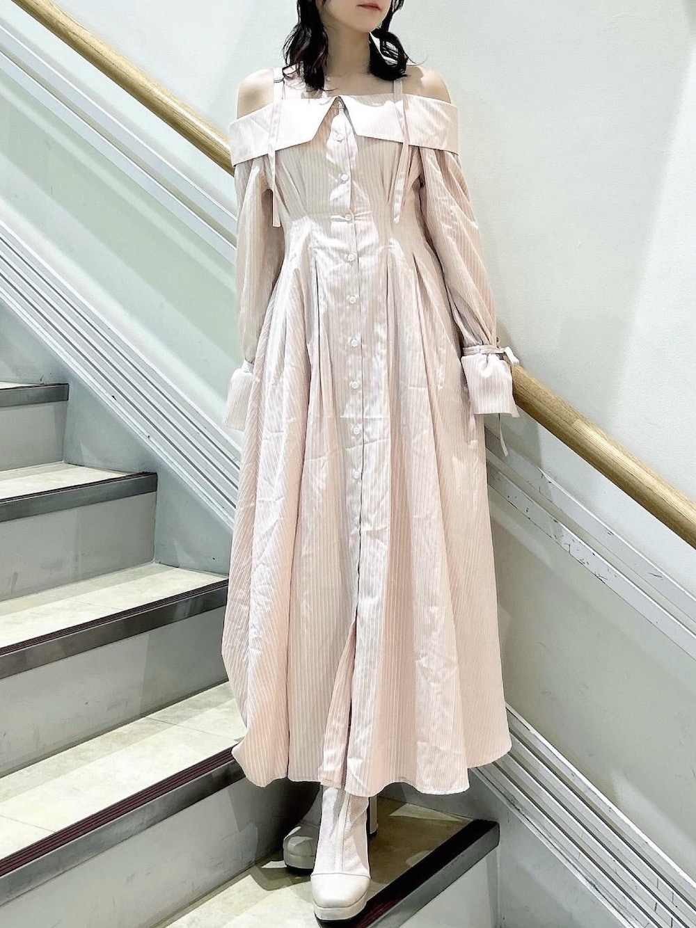 ホワイト系のブーツ、ピンク系のシャツワンピースを着用したレディースの春コーディネートの1枚目の写真