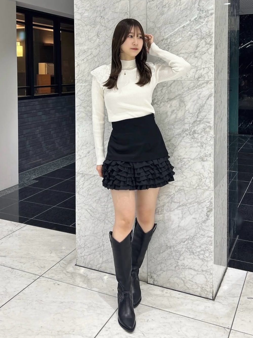 その他のブーツ、ブラック系のその他パンツ、ホワイト系のニット/セーターを着用したレディースの秋コーディネートの1枚目の写真