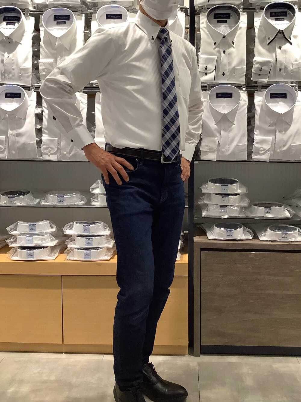 「東京シャツ、BRICK HOUSE by TOKYO SHIRT、ブリックハウス、ビジネスコーデ、秋コーデ、白シャツ、白シャツ×デニム、シャツ好き集まれ、今日のコーデ、超形態安定、チェックタイ、Brick House 岡崎」｜「TOKYO SHIRTSの形態安定ノーアイロン ボタンダウン 長袖ビジネスワイシャツ（ビジネスシャツ、ホワイト系）」を使った、BRICK HOUSE by Tokyo Shirts 岡崎イオンモール店さん（メンズ・172cm）の秋コーディネートの1枚目の写真