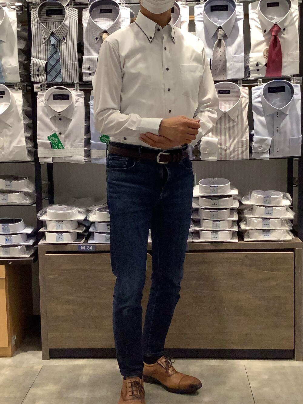 グレー系のビジネスシャツ、ブラウン系のベルトを着用したメンズの春コーディネートの1枚目の写真