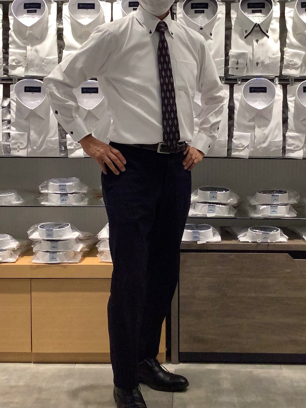 「東京シャツ、BRICK HOUSE by TOKYO SHIRT、ブリックハウス、ビジネススタイル、ビジネスコーデ、グラフチェック、ダイヤチェック、ダイヤ柄、シャツ好き集まれ、汚れ防止、形態安定ノーアイロン、今日のコーデ、Brick House 岡崎」｜「TOKYO SHIRTSの汚れ防止 形態安定ノーアイロン ボタンダウン 長袖ビジネスワイシャツ（ビジネスシャツ、ホワイト系）」を使った、BRICK HOUSE by Tokyo Shirts 岡崎イオンモール店さん（メンズ・172cm）の秋コーディネートの1枚目の写真